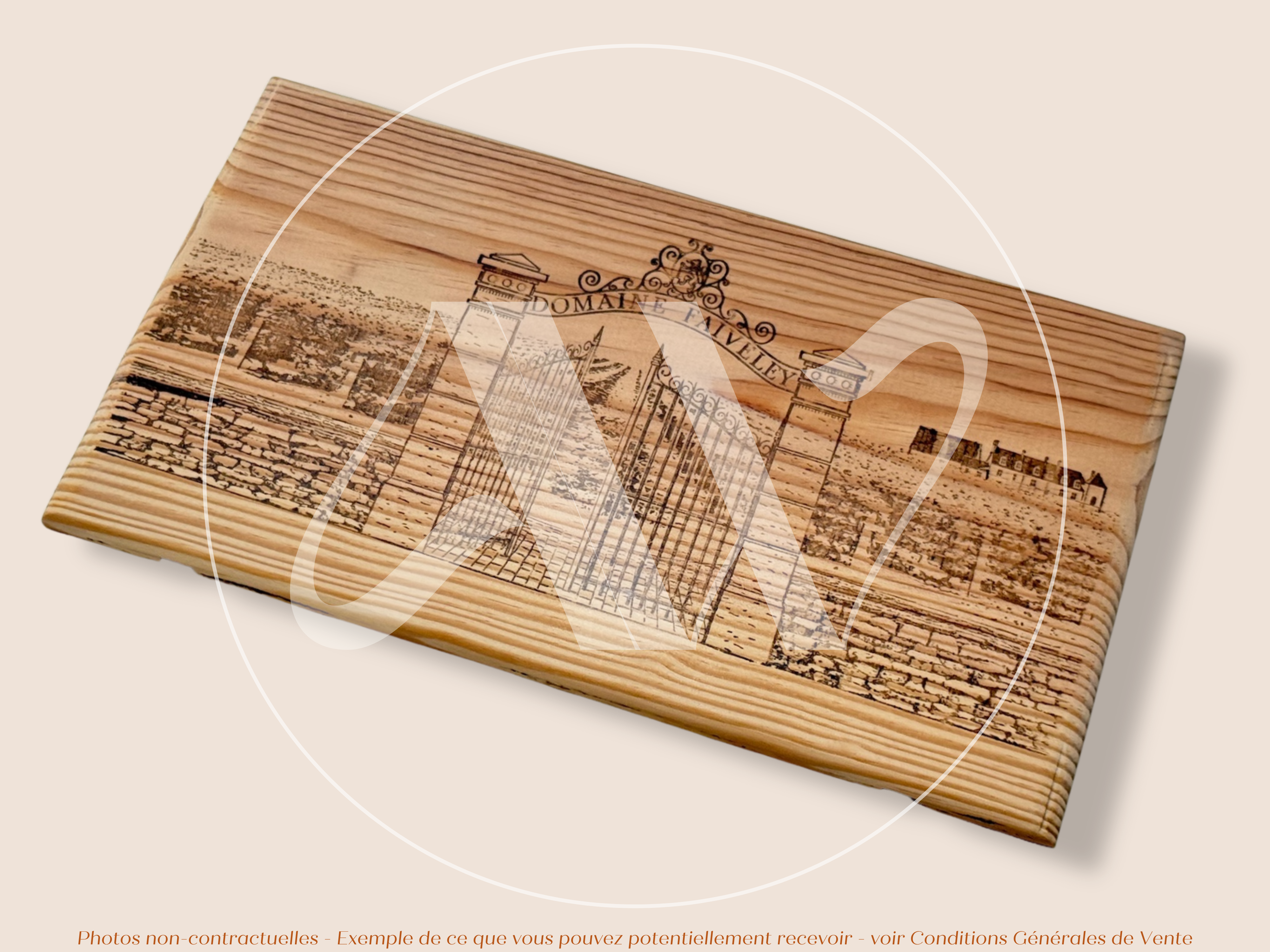 Domaine Faiveley — Nouveau modèle — Nuits-Saint-Georges — Côte de Nuits — Bourgogne — France — Sans millésime — 30 × 17 cm — Façade plaque caisse de vin en bois