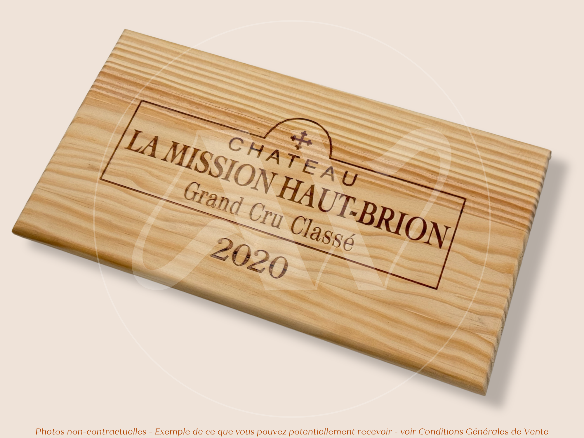 Estampe / Façade d'une caisse de vin en bois du Chateau La Mission Haut Brion - 2020 - Bordeaux | Format : 30x17 cm