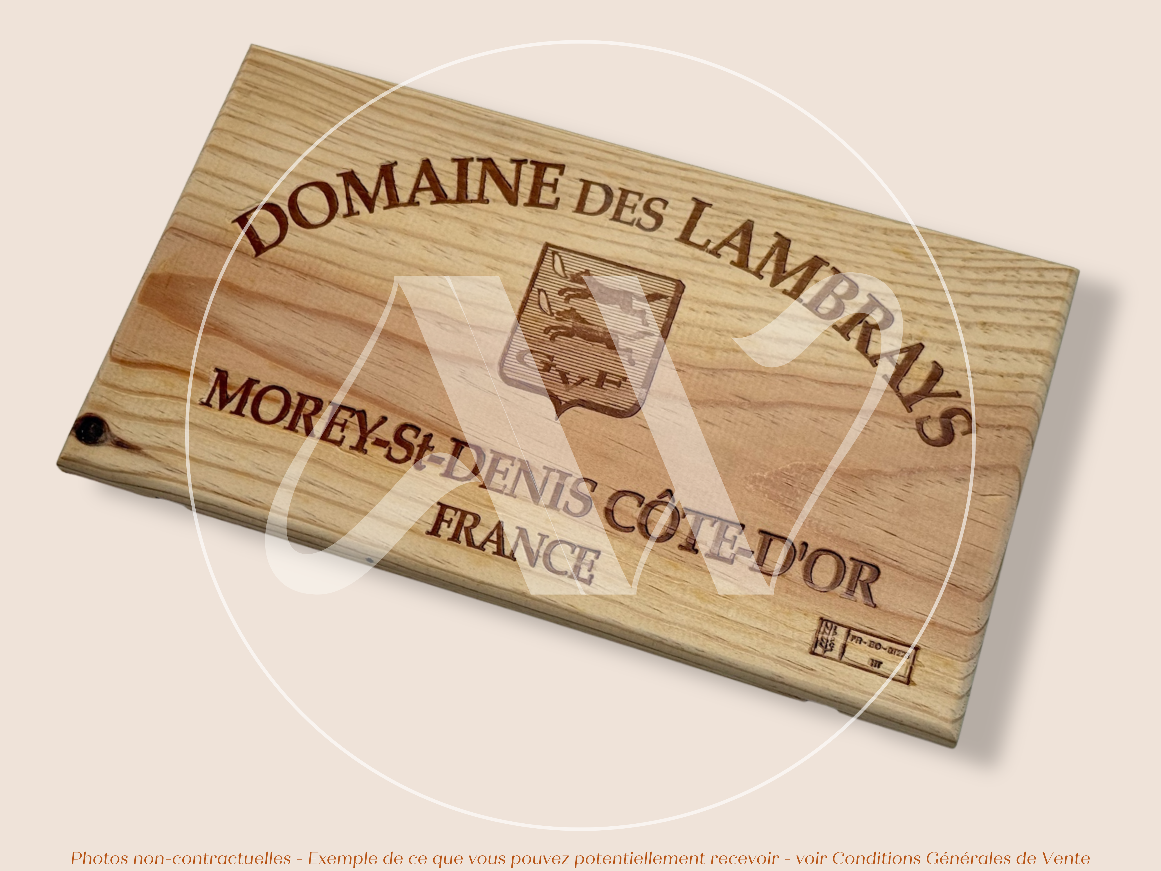 Domaine des Lambrays — Bourgogne — France — Morey-Saint-Denis — Sans millésime — 30 × 17 cm — Façade caisse de vin en bois