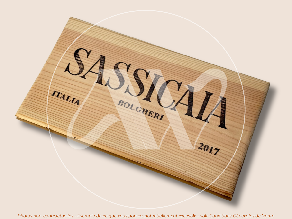 Estampe / Façade d'une caisse de vin en bois du Domaine Sassicaia Tenuta San Guido - Bolgheri - Italie | Format 6 bouteilles = 30x17 cm