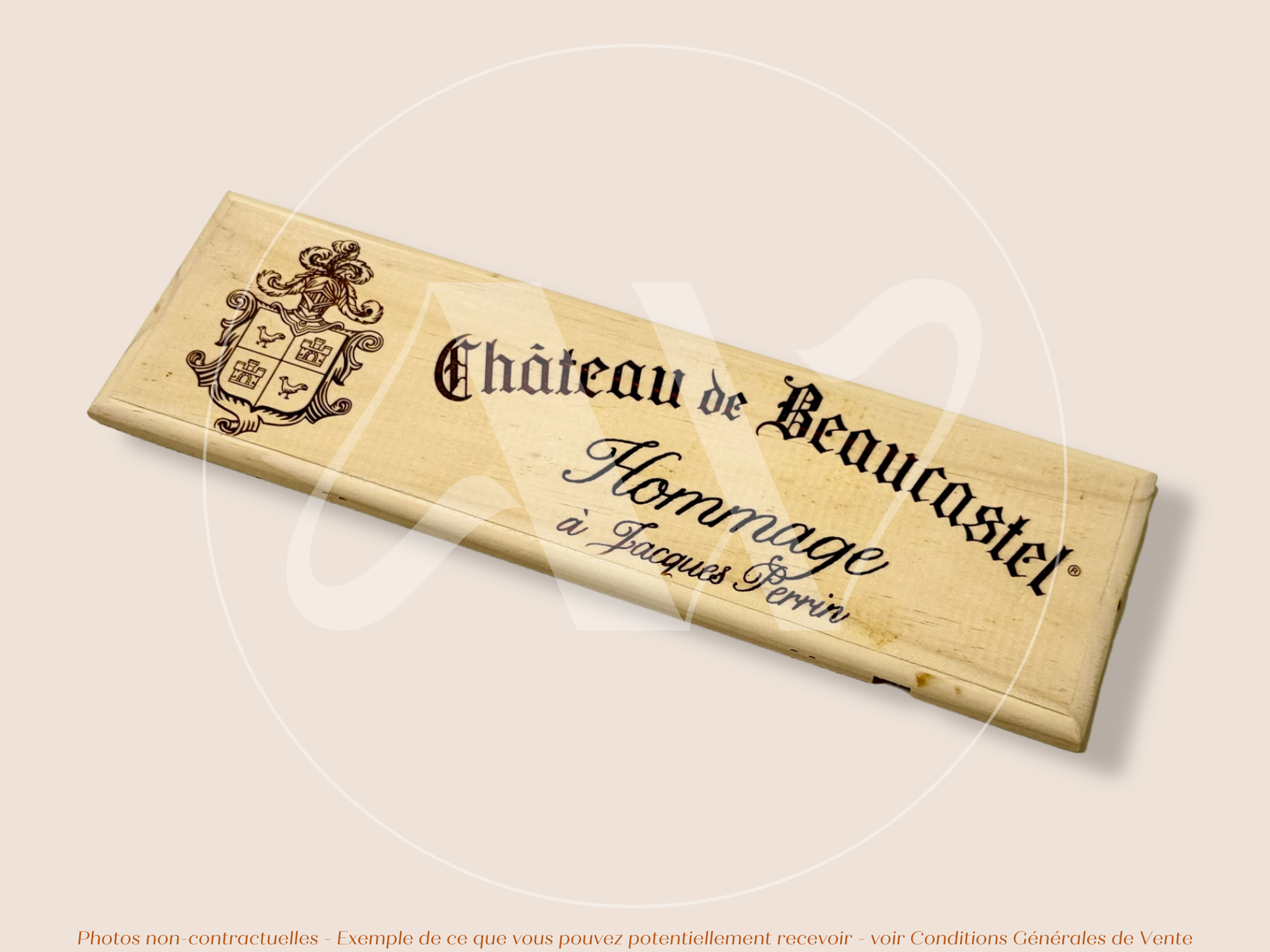Estampe / Façade d'une caisse de vin en bois du Chateau de Beaucastel - Hommage à Jacques Perrin - Vallée du Rhone | Format : 30x9 cm