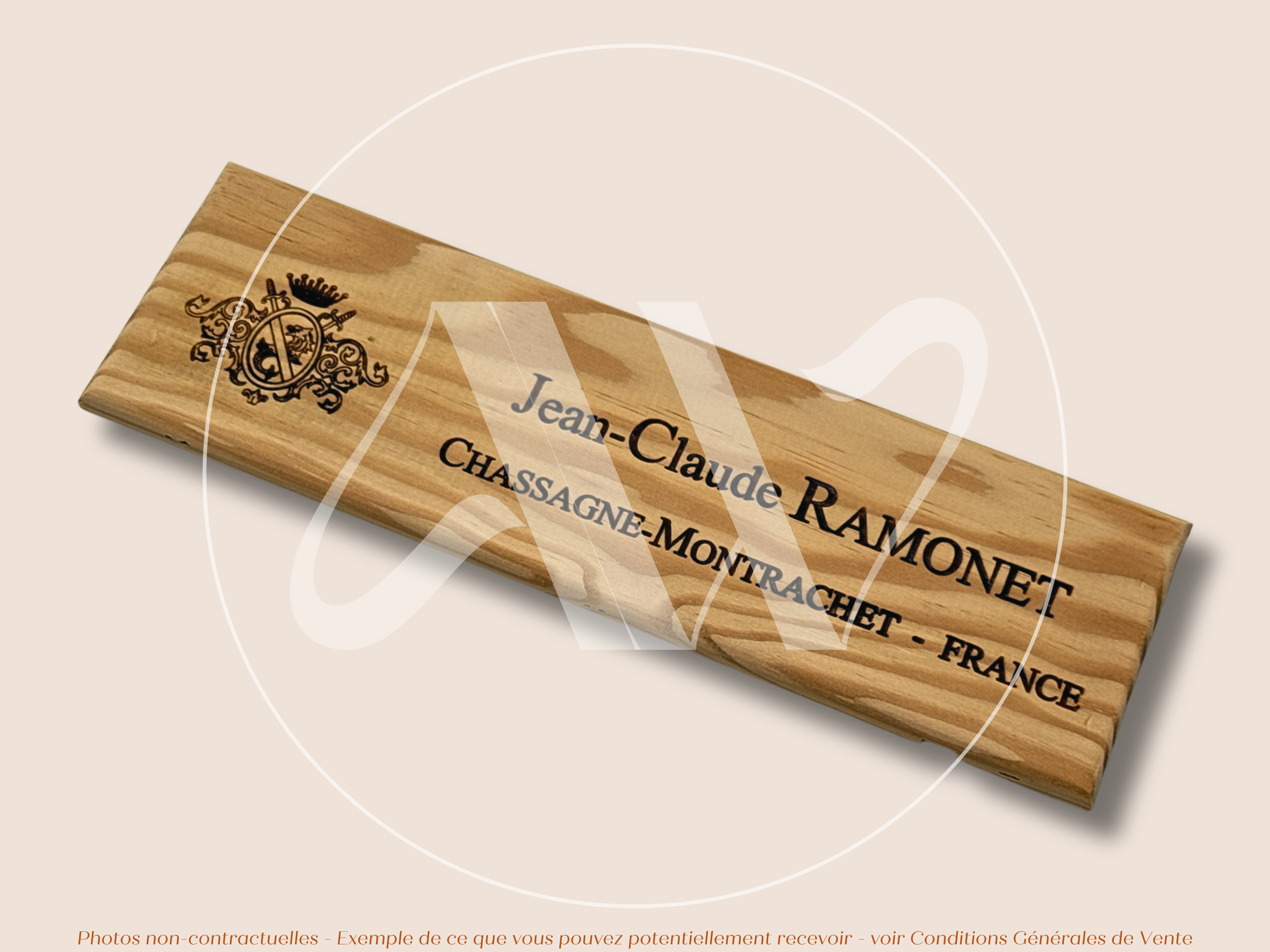 Jean-Claude Ramonet — Chassagne-Montrachet — Côte de Beaune — Bourgogne — France — Sans millésime — 30 × 9 cm — Façade plaque caisse de vin en bois