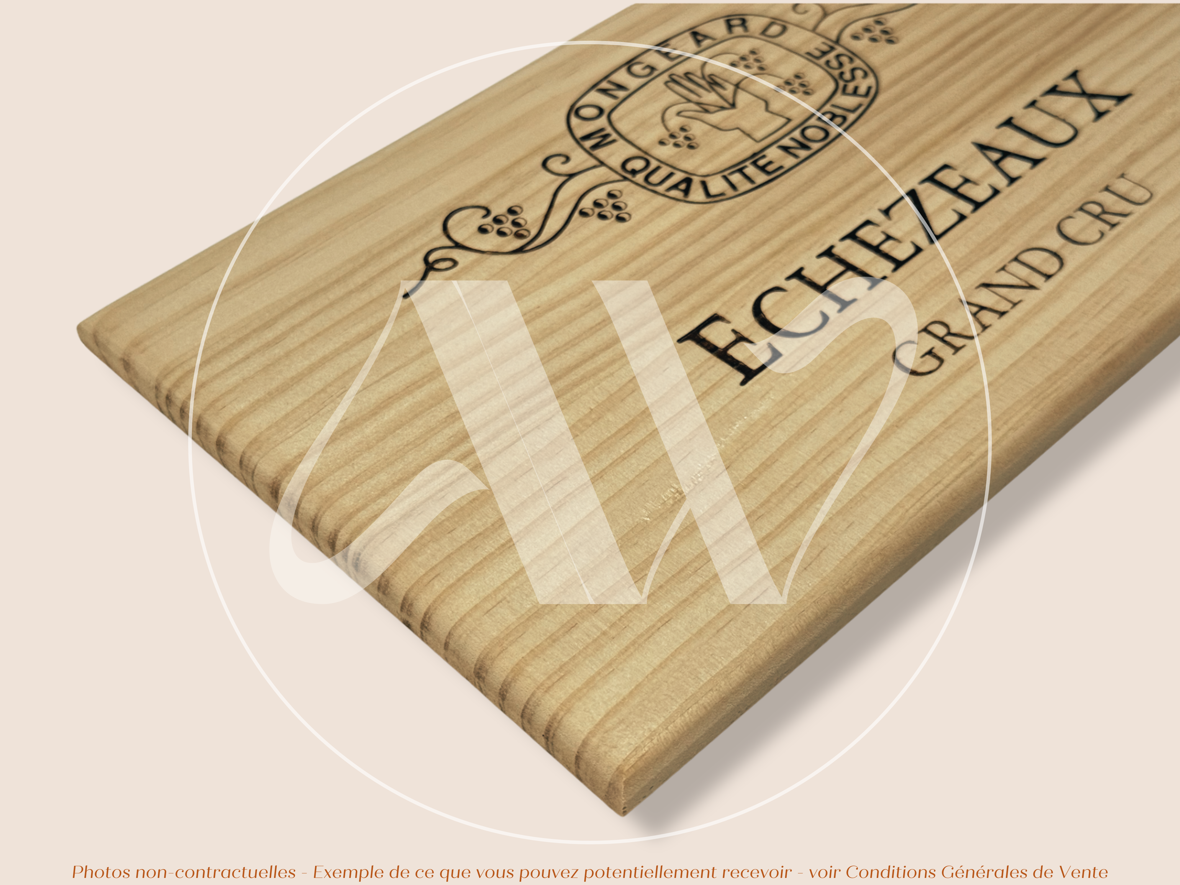 Domaine Mongeard-Mugneret — Échezeaux Grand Cru — Côte de Nuits — Bourgogne — France — Sans millésime — 30 × 17 cm — Couvercle plaque caisse de vin en bois