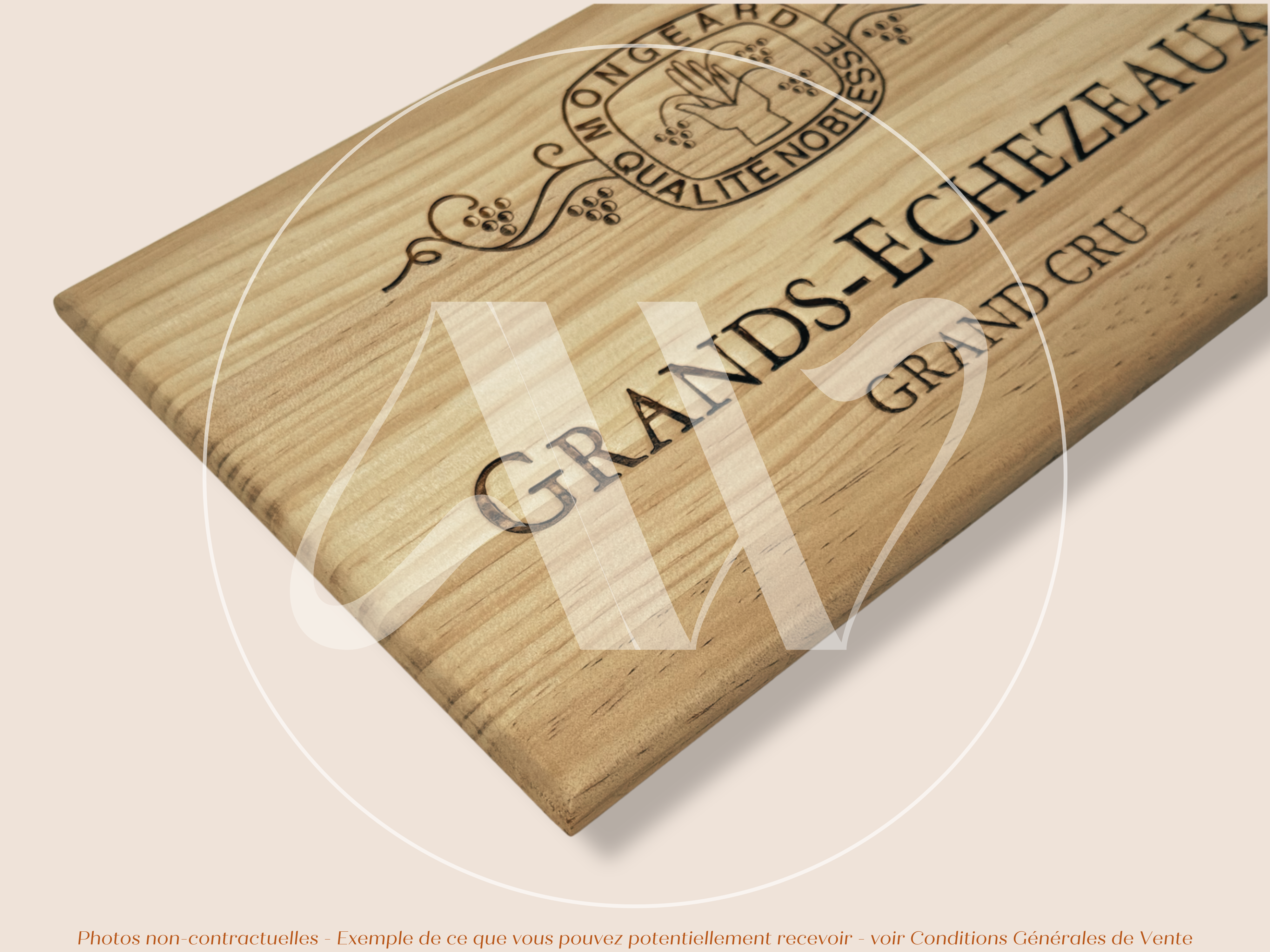 Domaine Mongeard-Mugneret — Grands-Échezeaux Grand Cru — Côte de Nuits — Bourgogne — France — Sans millésime — 30 × 17 cm — Couvercle plaque caisse de vin en bois