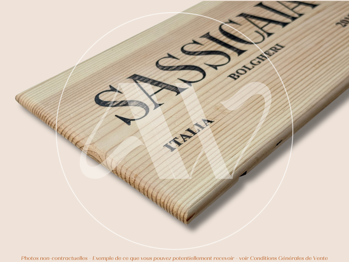 Estampe / Façade d'une caisse de vin en bois du Domaine Sassicaia Tenuta San Guido - Bolgheri - Italie | Format 6 bouteilles = 30x17 cm