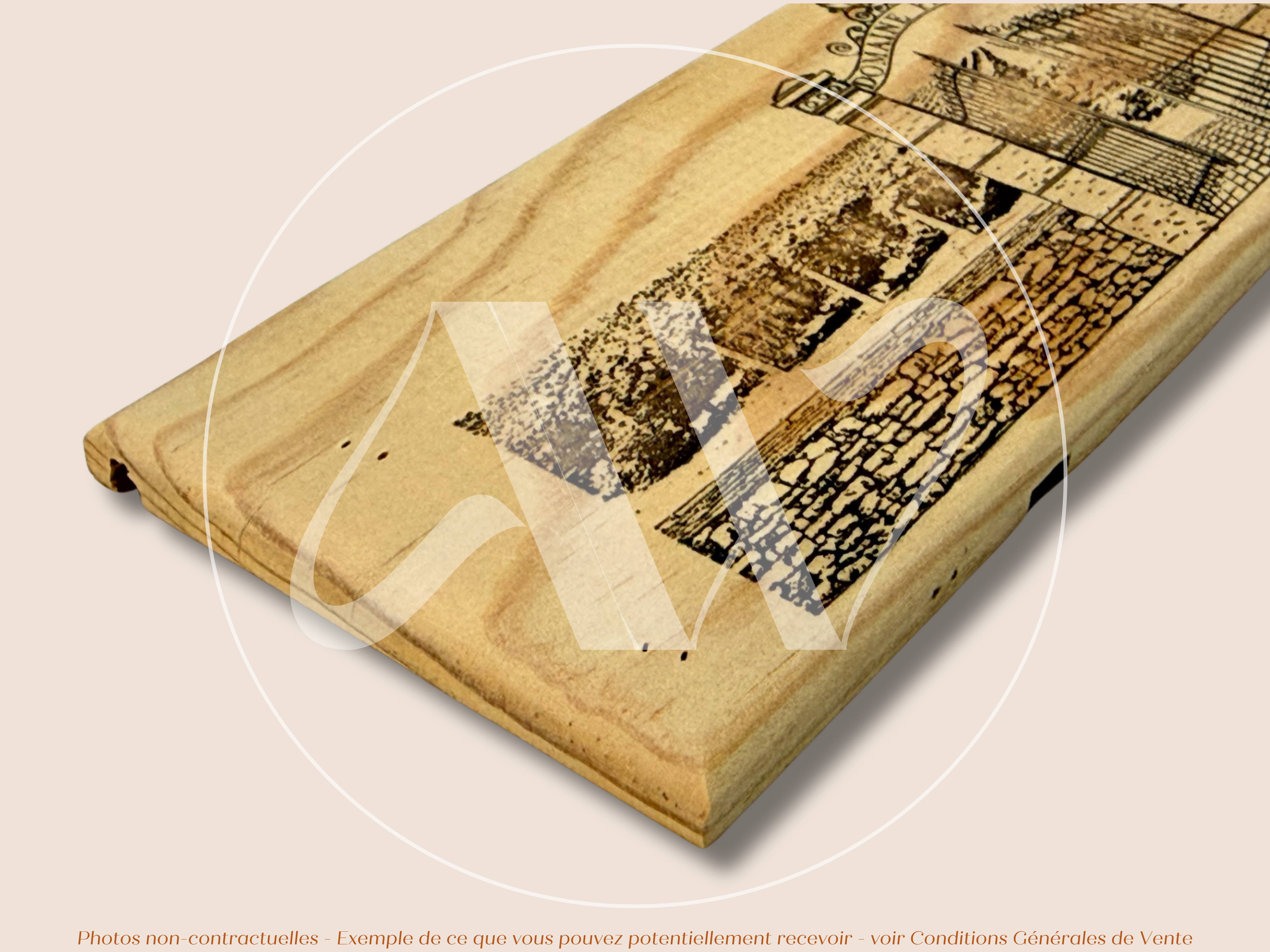 Domaine Faiveley — Nouveau modèle — Nuits-Saint-Georges — Côte de Nuits — Bourgogne — France — Sans millésime — 30 × 9 cm — Façade plaque caisse de vin en bois