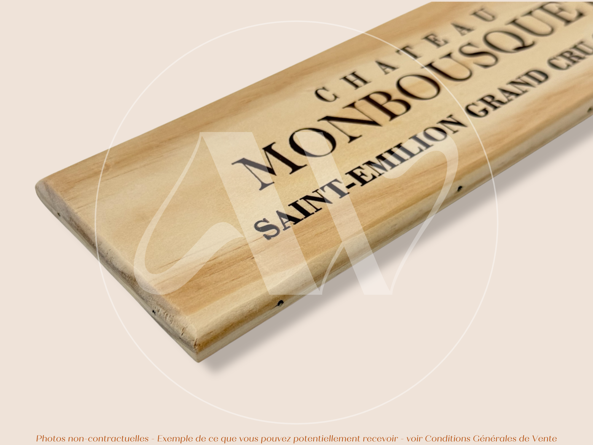 Estampe / Façade d'une caisse de vin en bois du Chateau Monbousquet - Saint-Emilion - Bordeaux | Format 6 bouteilles = 30x9 cm