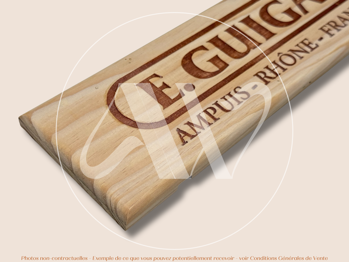 Estampe / Façade d'une caisse de vin en bois du Domaine Guigal - Ampuis | Format 1 bouteille = 30x9 cm