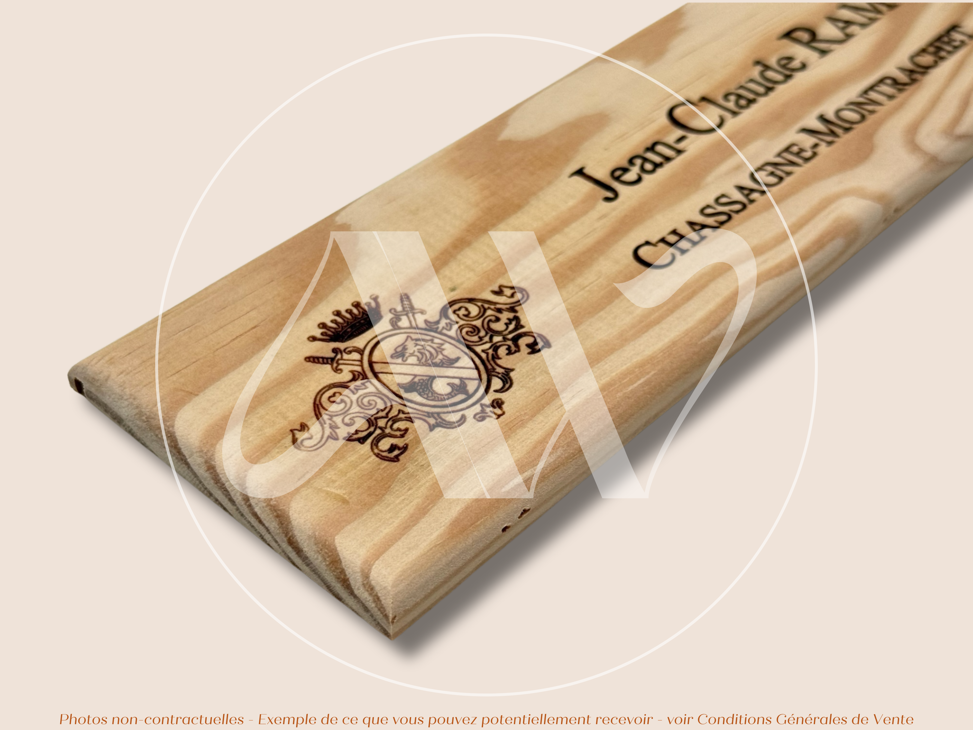 Jean-Claude Ramonet — Chassagne-Montrachet — Côte de Beaune — Bourgogne — France — Sans millésime — 30 × 9 cm — Façade plaque caisse de vin en bois
