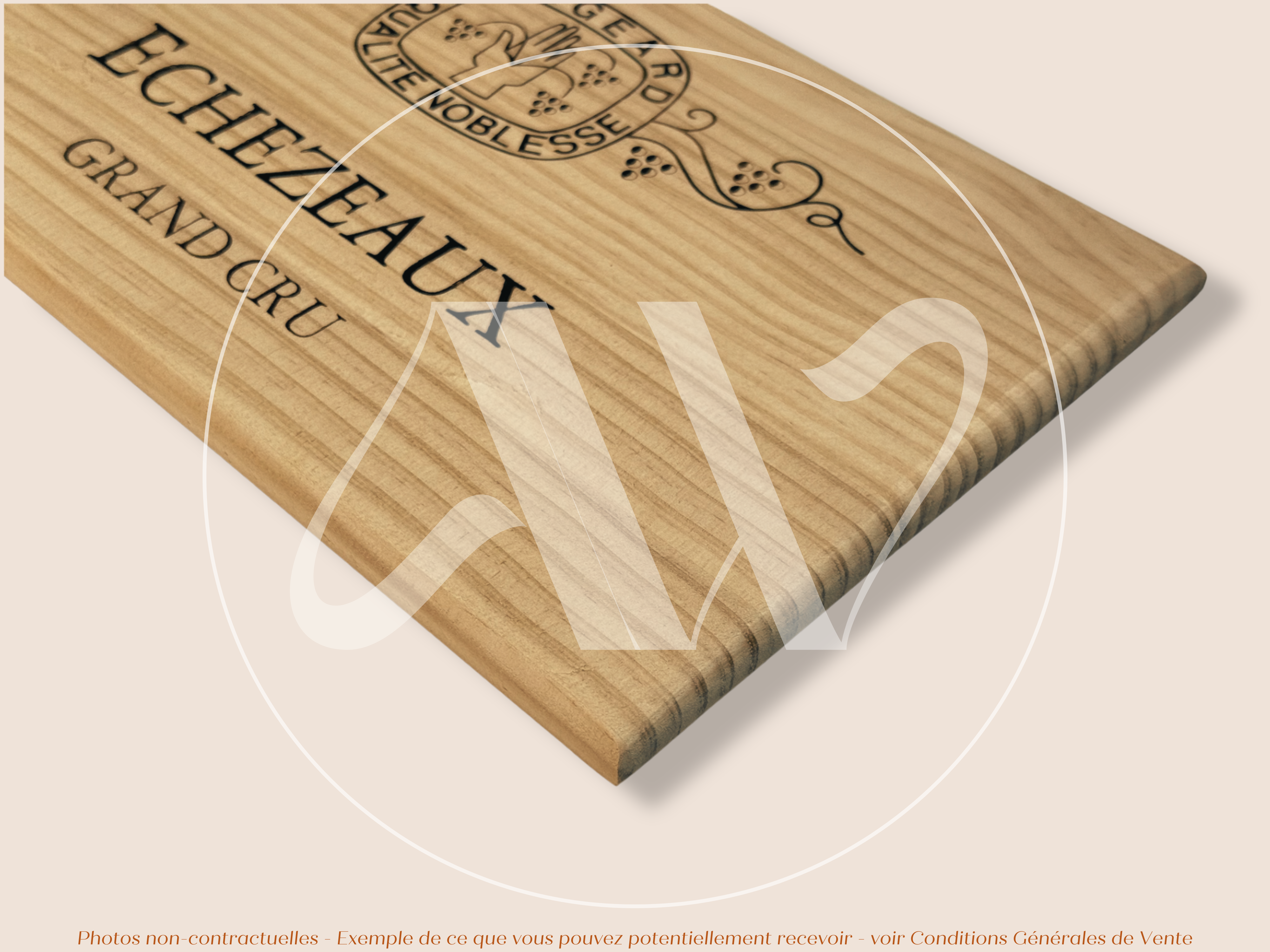 Domaine Mongeard-Mugneret — Échezeaux Grand Cru — Côte de Nuits — Bourgogne — France — Sans millésime — 30 × 17 cm — Couvercle plaque caisse de vin en bois