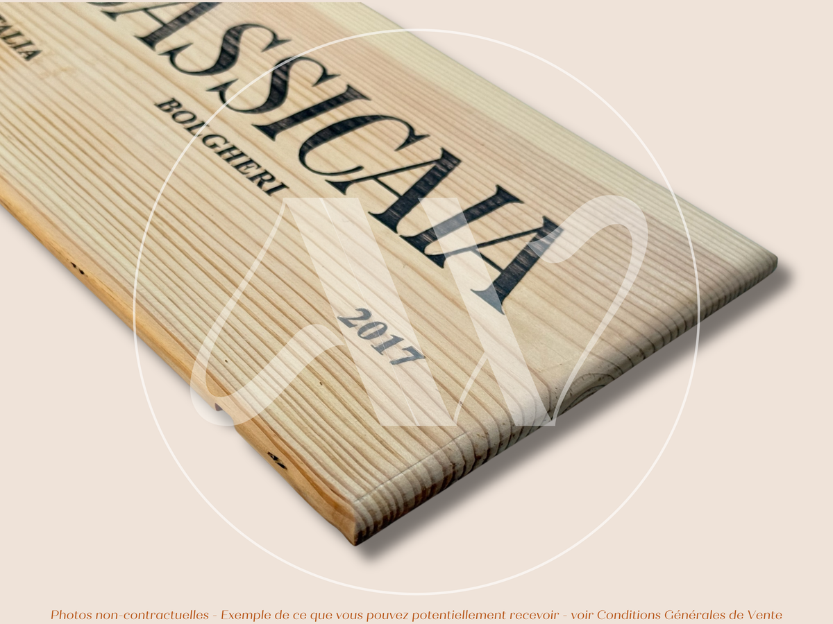 Estampe / Façade d'une caisse de vin en bois du Domaine Sassicaia Tenuta San Guido - Bolgheri - Italie | Format 6 bouteilles = 30x17 cm