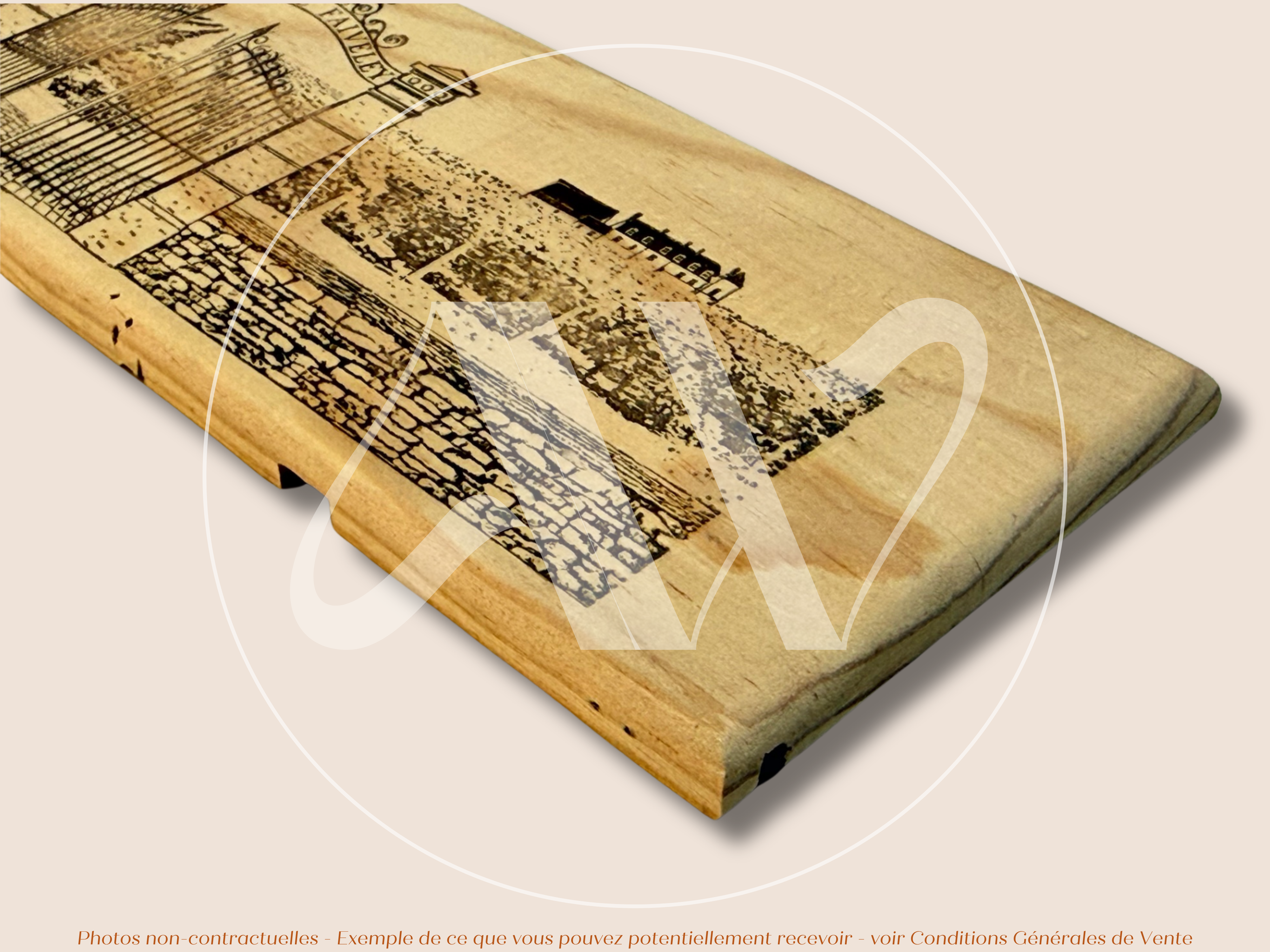 Domaine Faiveley — Nouveau modèle — Nuits-Saint-Georges — Côte de Nuits — Bourgogne — France — Sans millésime — 30 × 9 cm — Façade plaque caisse de vin en bois