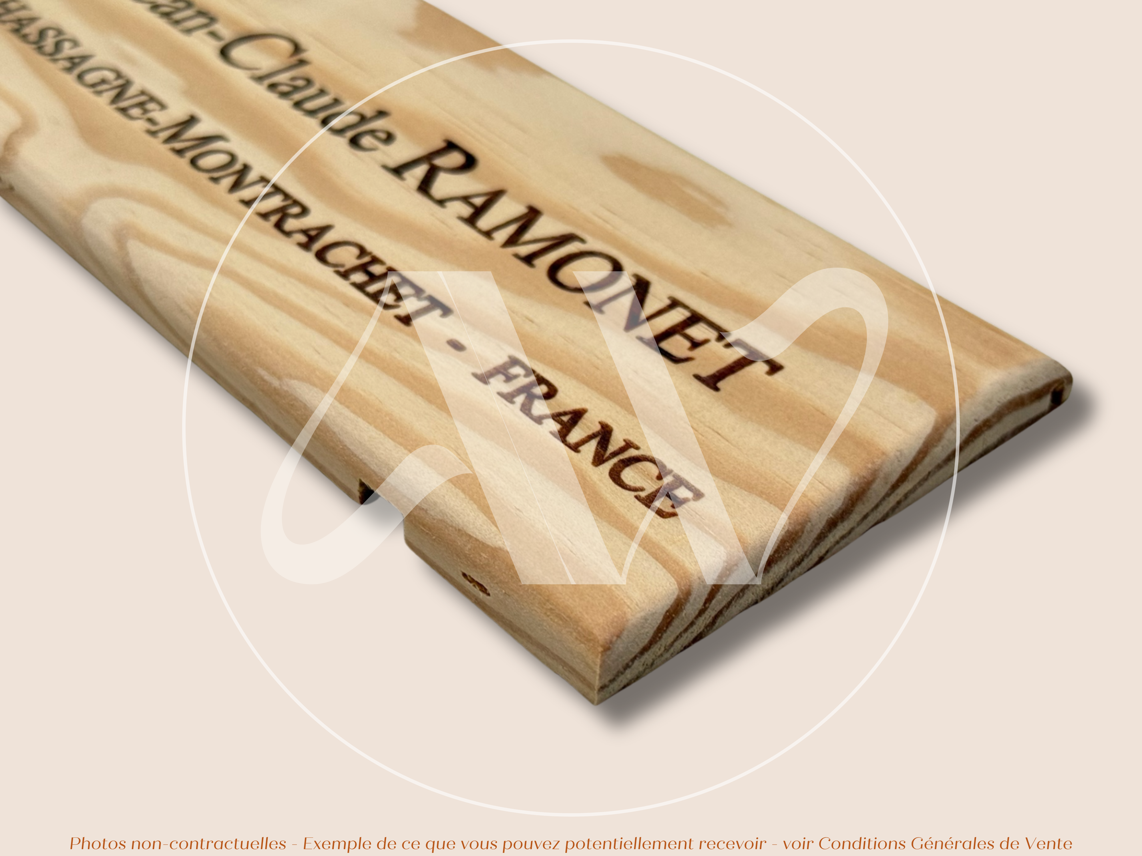 Jean-Claude Ramonet — Chassagne-Montrachet — Côte de Beaune — Bourgogne — France — Sans millésime — 30 × 9 cm — Façade plaque caisse de vin en bois