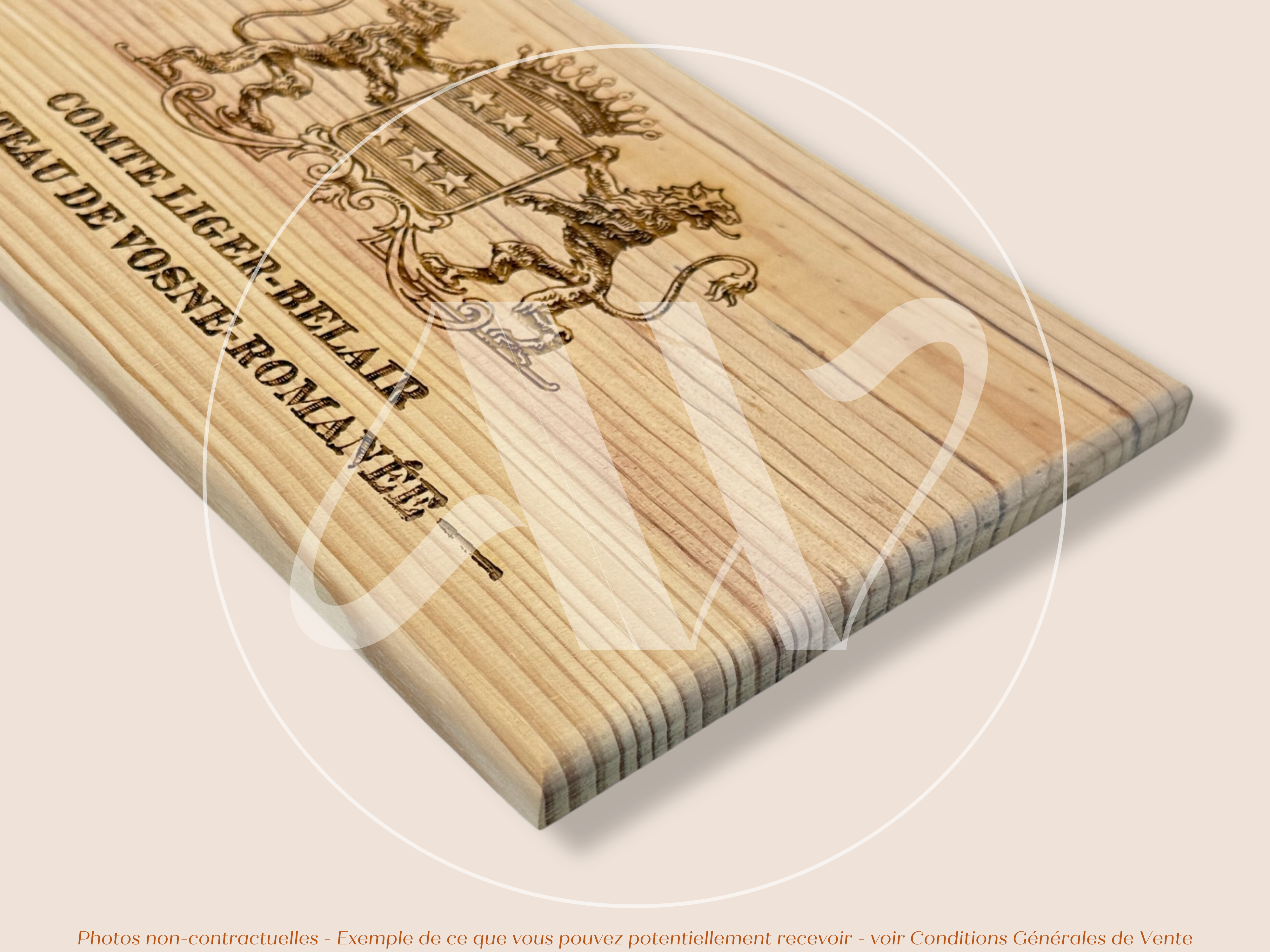 Domaine du Comte Liger-Belair — Château de Vosne-Romanée — Côte de Nuits — Bourgogne — France — Sans millésime — 30 × 17 cm — Façade plaque caisse de vin en bois