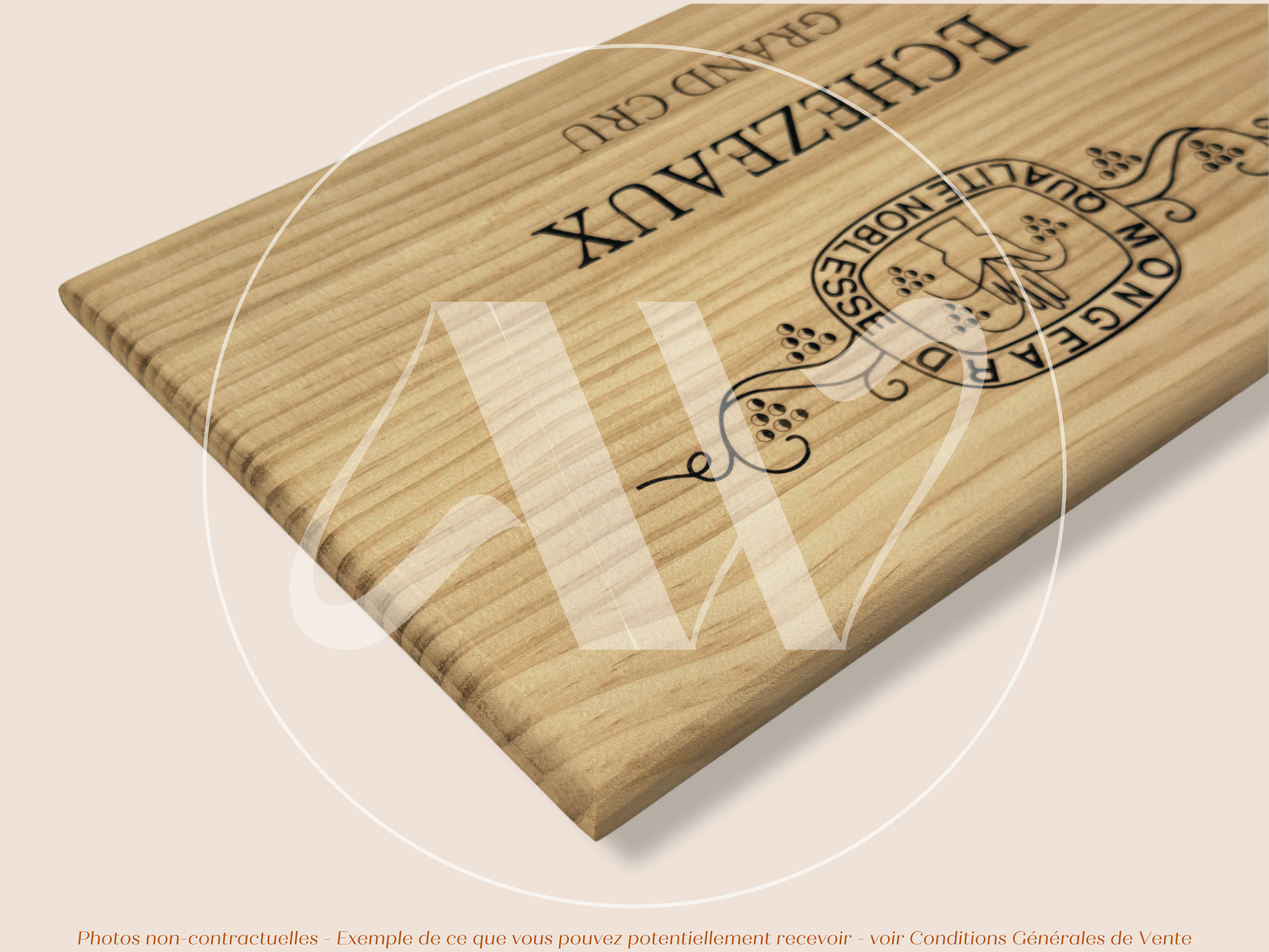 Domaine Mongeard-Mugneret — Échezeaux Grand Cru — Côte de Nuits — Bourgogne — France — Sans millésime — 30 × 17 cm — Couvercle plaque caisse de vin en bois