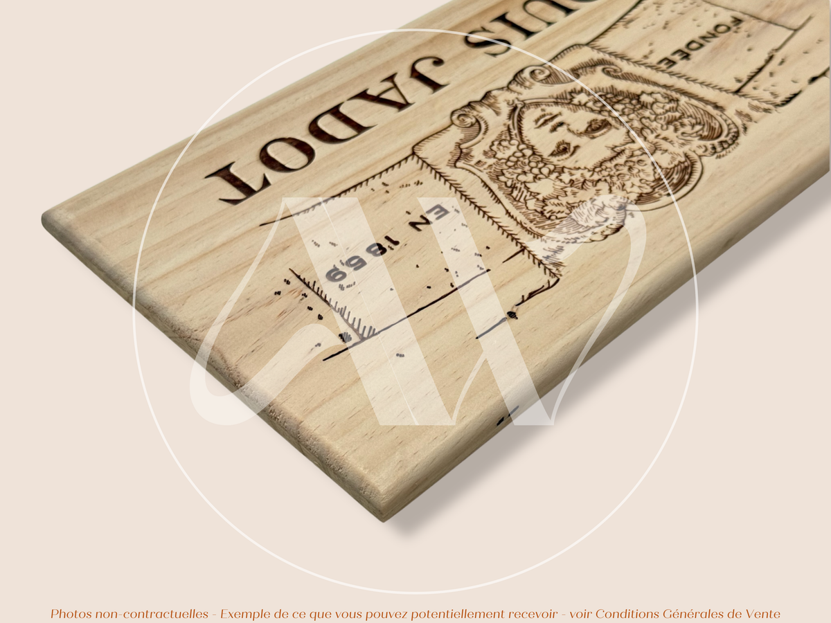 Maison Louis Jadot — Bourgogne — France — Tête de Bacchus — Sans millésime — 30 × 17 cm — Estampe caisse de vin en bois