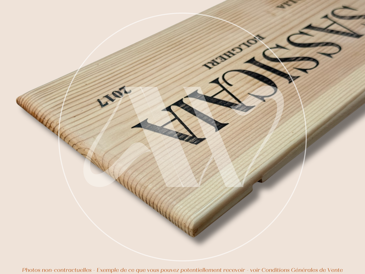 Estampe / Façade d'une caisse de vin en bois du Domaine Sassicaia Tenuta San Guido - Bolgheri - Italie | Format 6 bouteilles = 30x17 cm