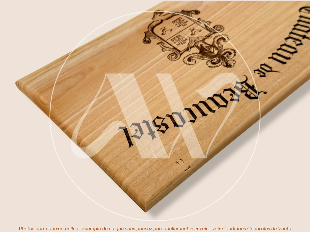 Estampe / Façade d'une caisse de vin en bois du Chateau de Beaucastel - Vallée du Rhone | Format 6 bouteilles = 30x17 cm