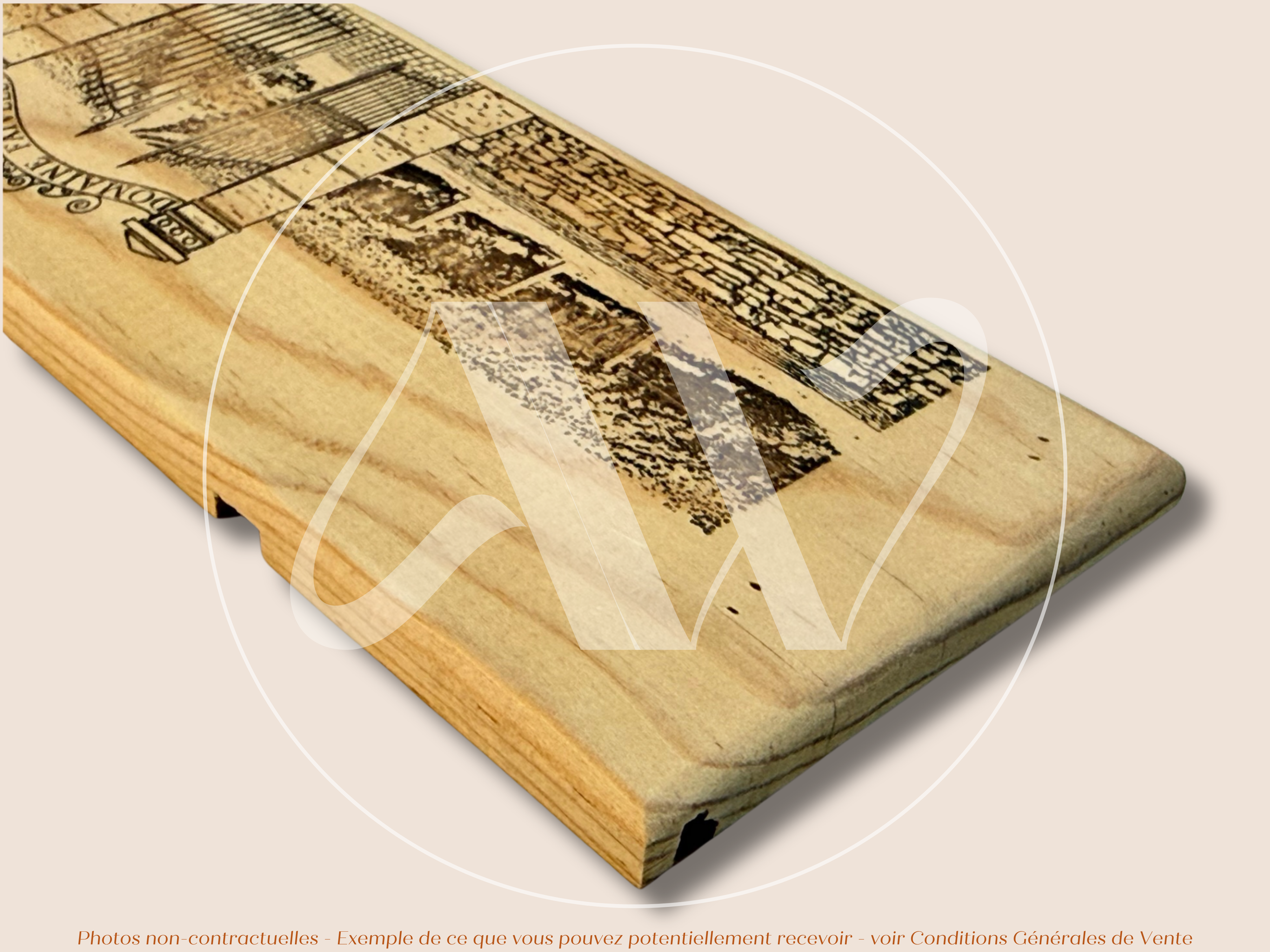 Domaine Faiveley — Nouveau modèle — Nuits-Saint-Georges — Côte de Nuits — Bourgogne — France — Sans millésime — 30 × 9 cm — Façade plaque caisse de vin en bois