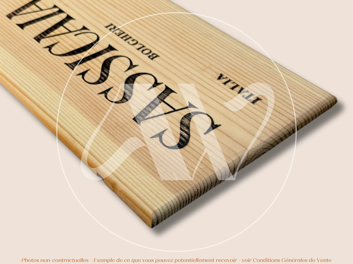 Estampe / Façade d'une caisse de vin en bois du Domaine Sassicaia Tenuta San Guido - Bolgheri - Italie | Format 6 bouteilles = 30x17 cm