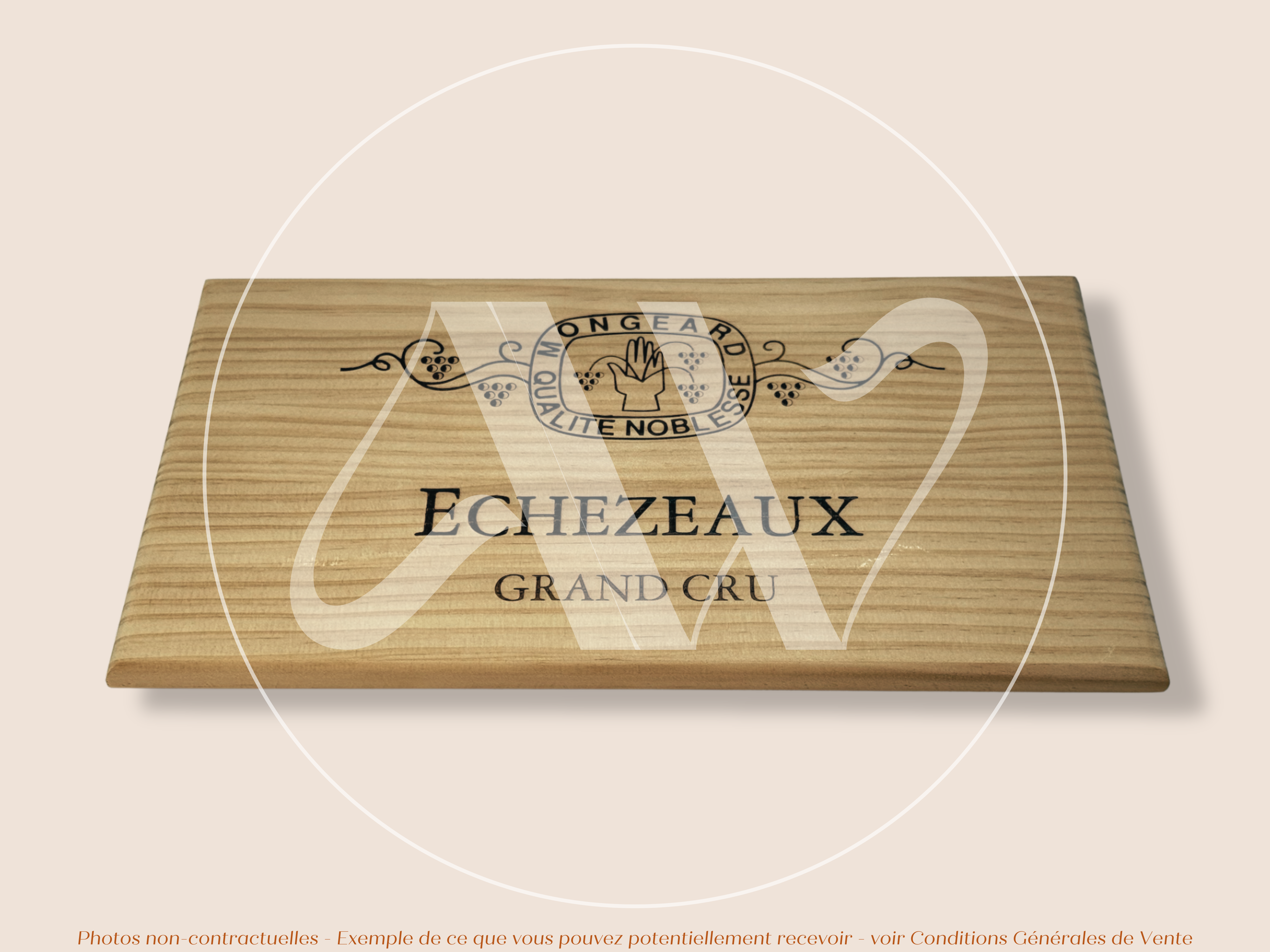 Domaine Mongeard-Mugneret — Échezeaux Grand Cru — Côte de Nuits — Bourgogne — France — Sans millésime — 30 × 17 cm — Couvercle plaque caisse de vin en bois