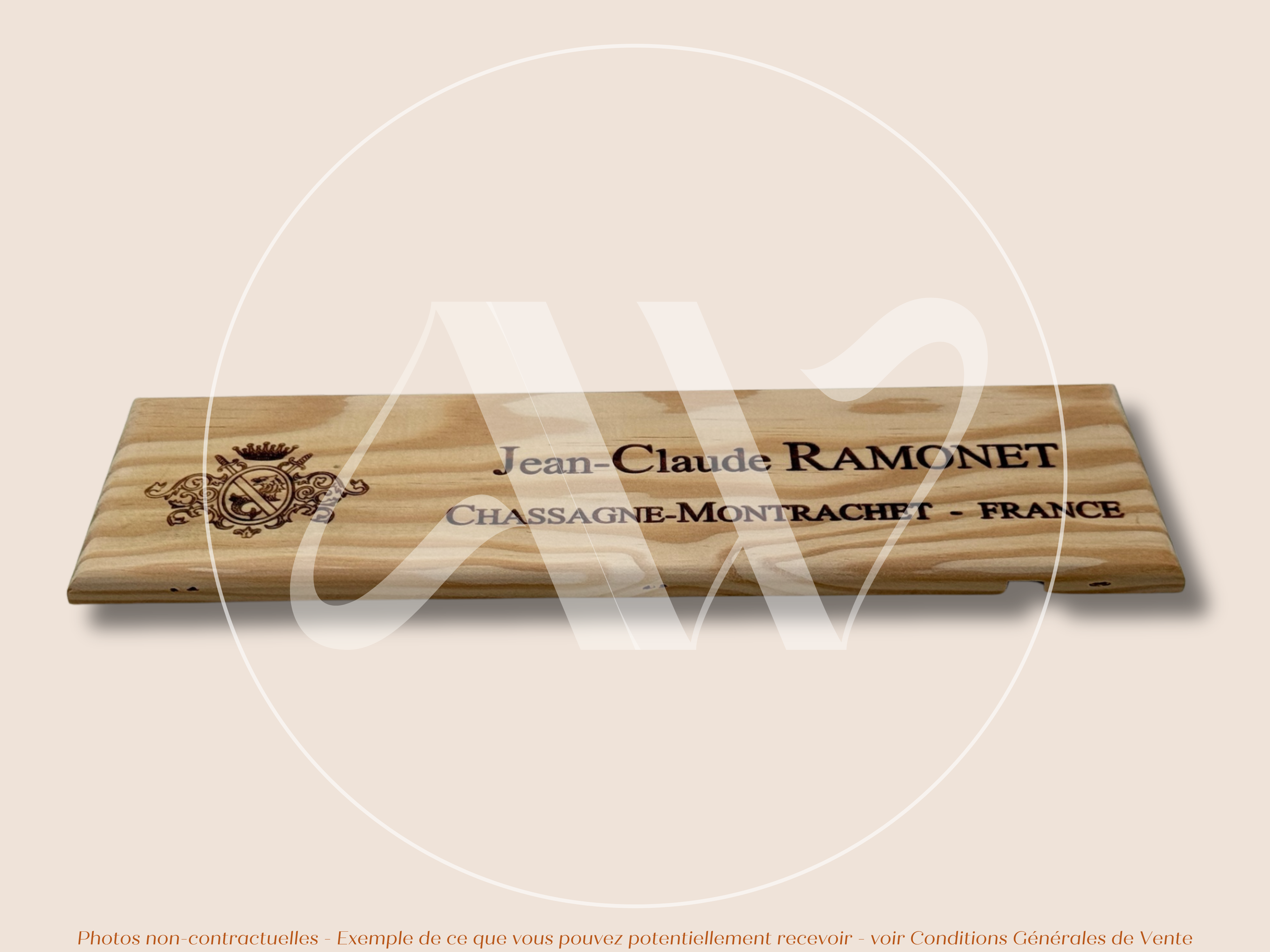 Jean-Claude Ramonet — Chassagne-Montrachet — Côte de Beaune — Bourgogne — France — Sans millésime — 30 × 9 cm — Façade plaque caisse de vin en bois