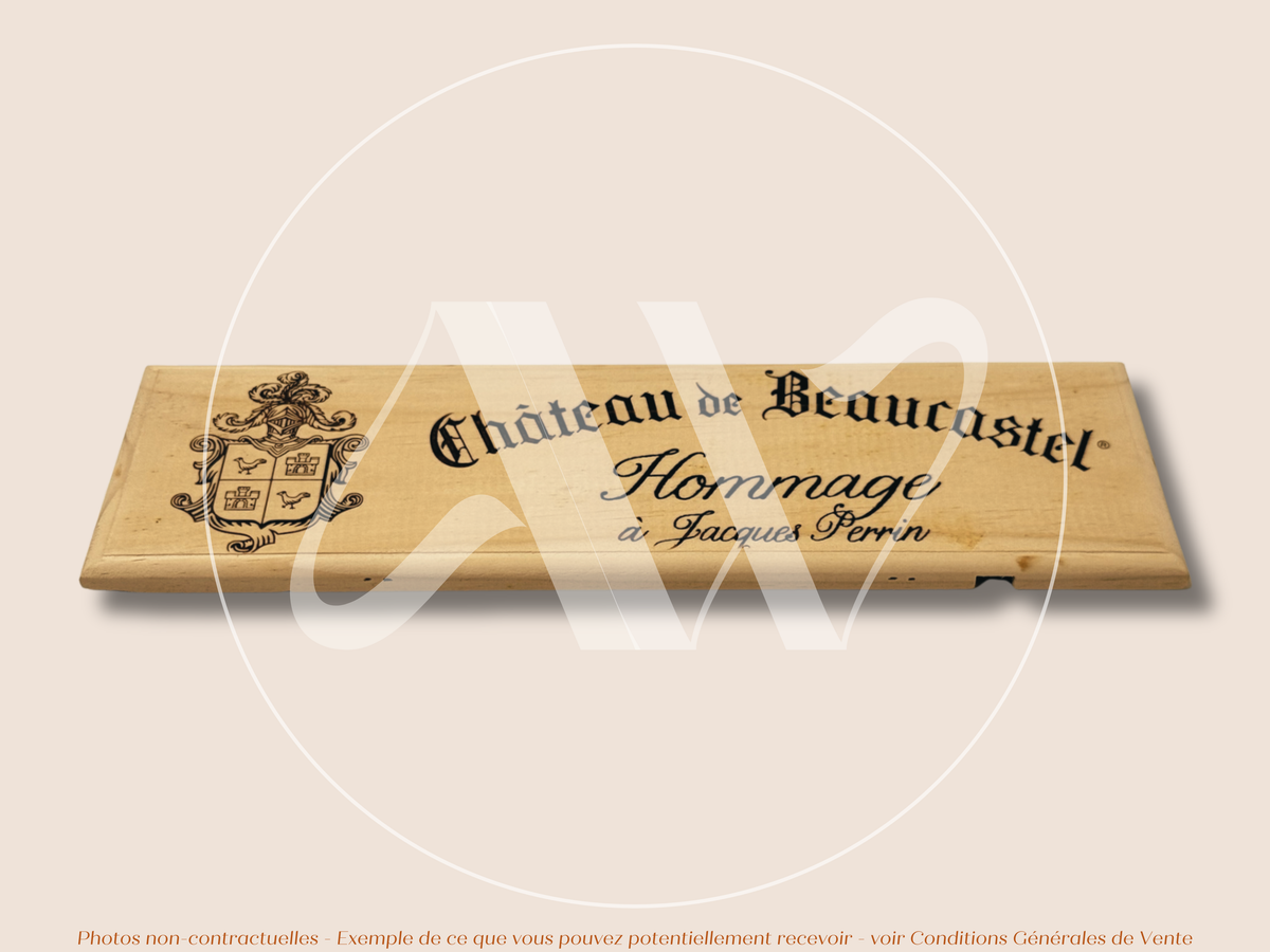 Estampe / Façade d'une caisse de vin en bois du Chateau de Beaucastel - Hommage à Jacques Perrin - Vallée du Rhone | Format : 30x9 cm