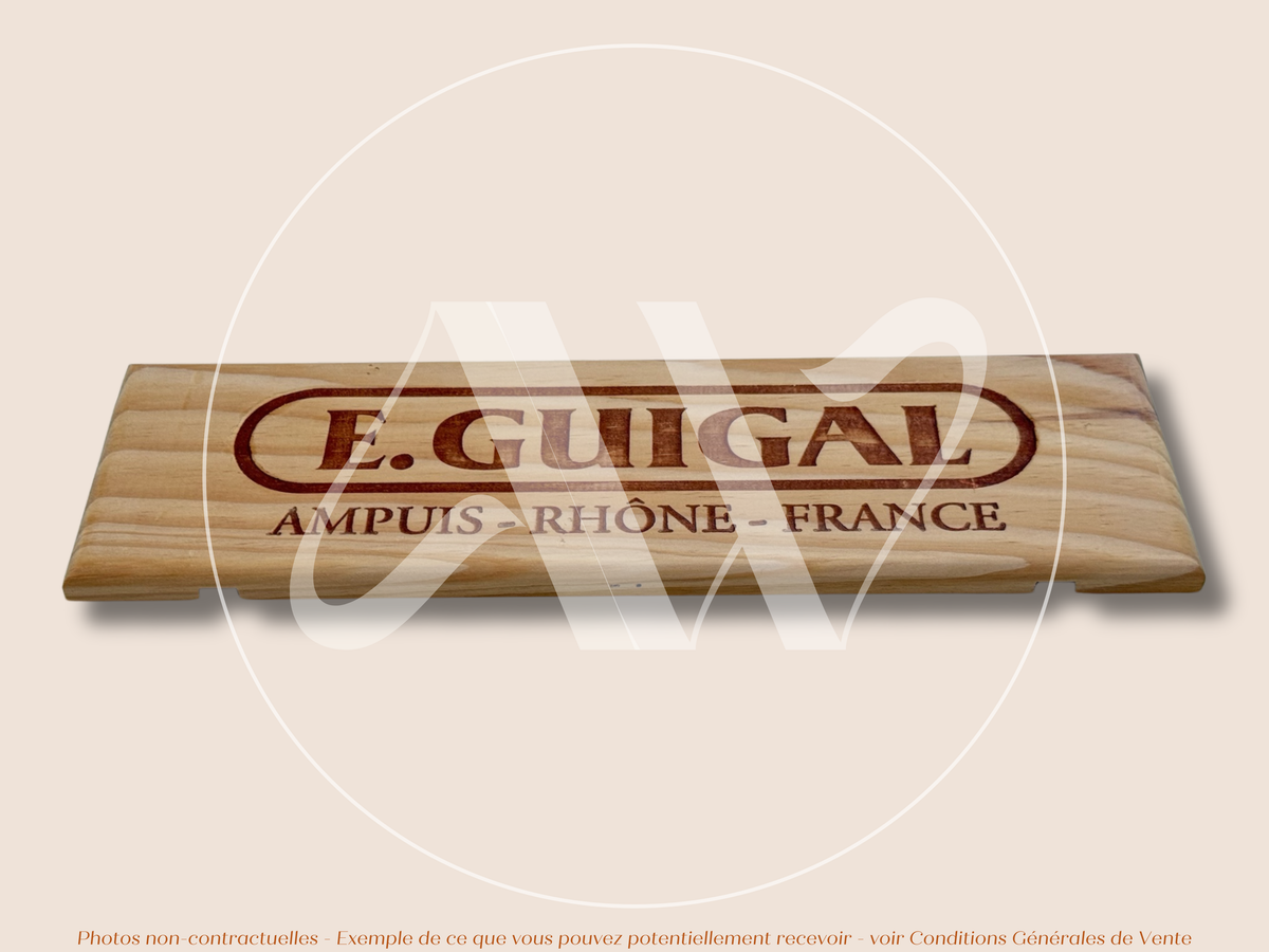 Estampe / Façade d'une caisse de vin en bois du Domaine Guigal - Ampuis | Format 1 bouteille = 30x9 cm