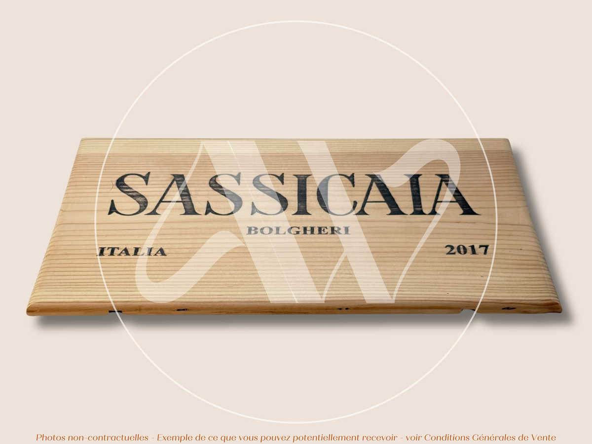 Estampe / Façade d'une caisse de vin en bois du Domaine Sassicaia Tenuta San Guido - Bolgheri - Italie | Format 6 bouteilles = 30x17 cm