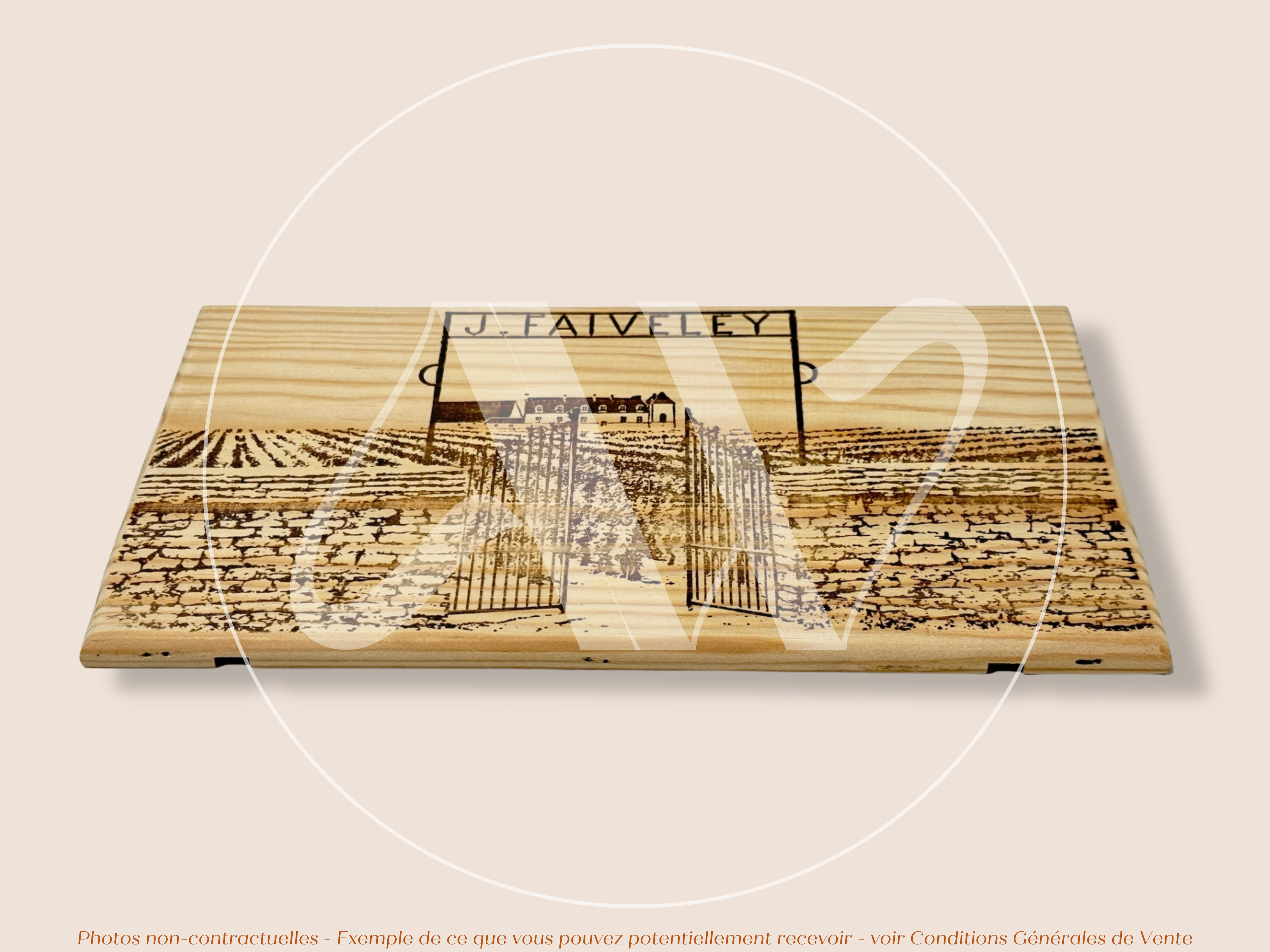 Domaine Faiveley — Ancien modèle — Nuits-Saint-Georges — Côte de Nuits — Bourgogne — France — Sans millésime — 30 × 17 cm — Façade plaque caisse de vin en bois