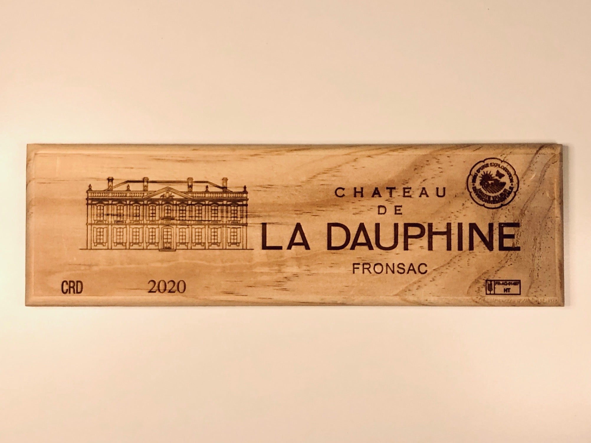 Estampe / Façade d'une caisse de vin en bois du Chateau de La Dauphine - Bordeaux | Format : 30x9 cm