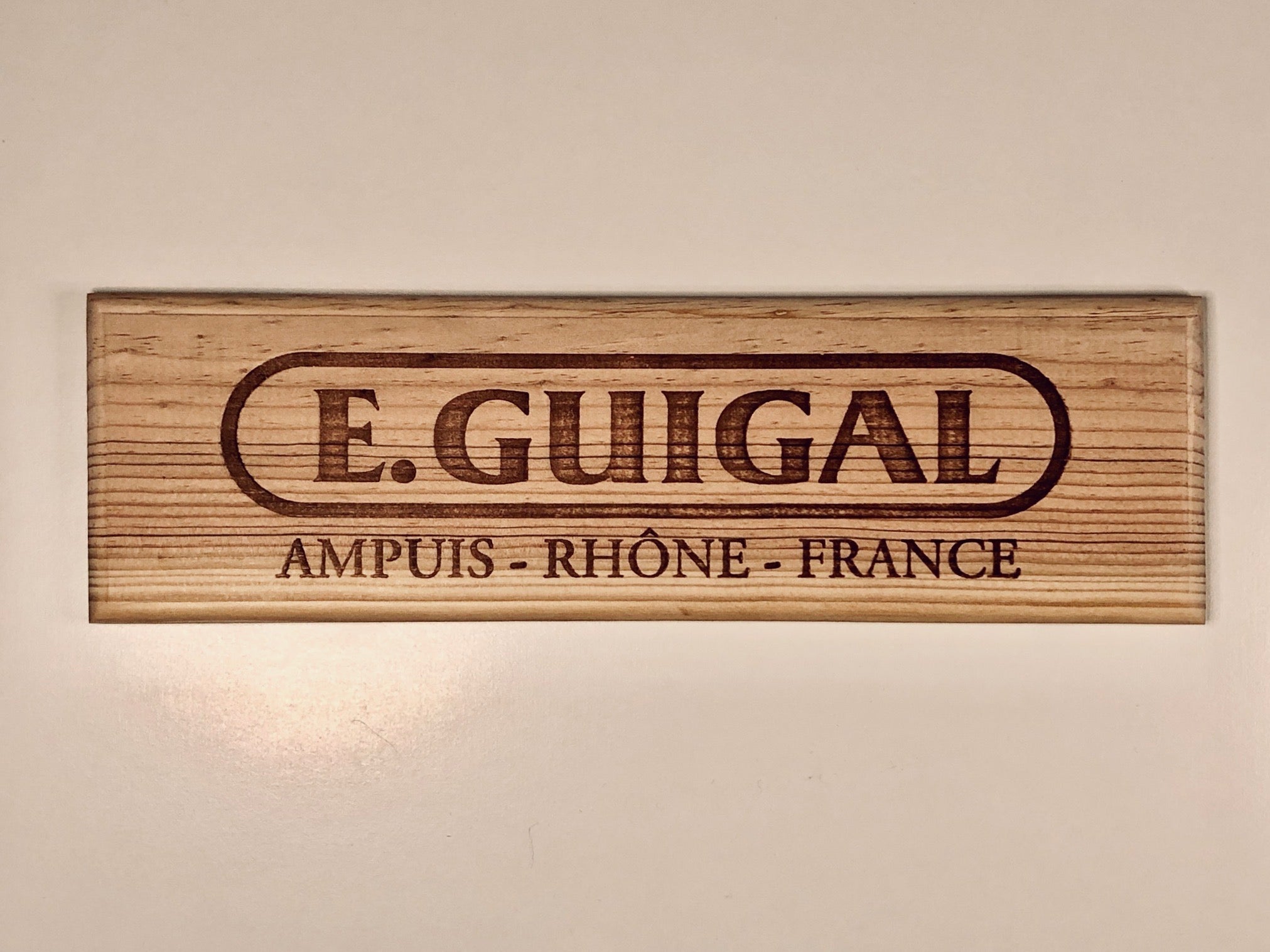 Estampe / Façade d'une caisse de vin en bois du Domaine Guigal - Ampuis | Format 1 bouteille = 30x9 cm