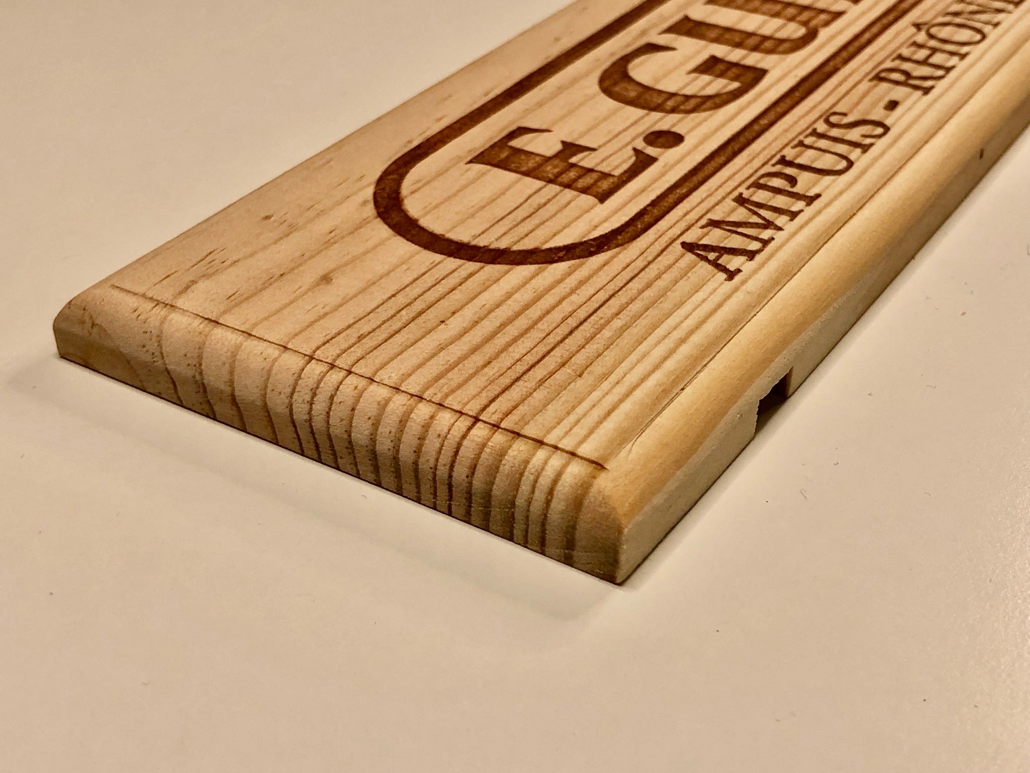 Estampe / Façade d'une caisse de vin en bois du Domaine Guigal - Ampuis | Format 1 bouteille = 30x9 cm