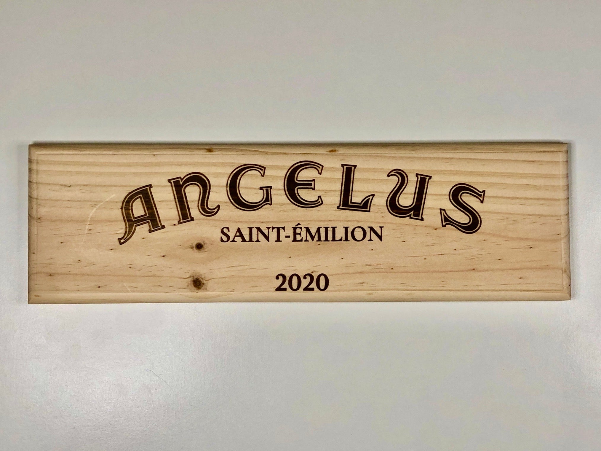 Estampe / Façade d'une caisse de vin en bois du Chateau Angelus - Bordeaux | Format = 30x9 cm