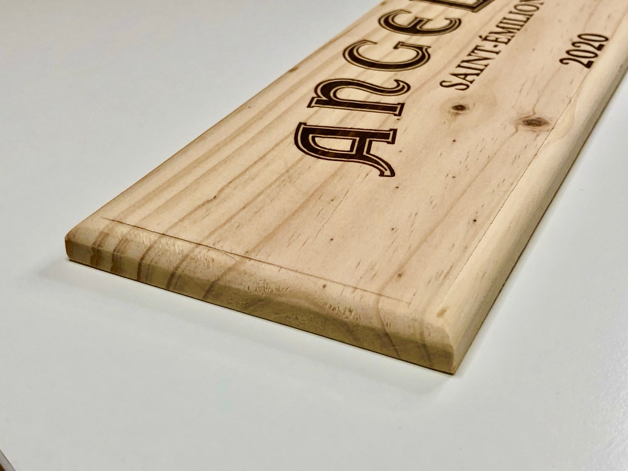 Estampe / Façade d'une caisse de vin en bois du Chateau Angelus - Bordeaux | Format = 30x9 cm