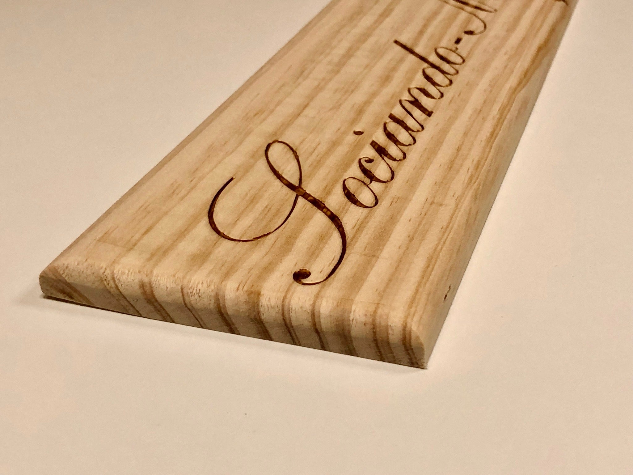 Estampe / Façade d'une caisse de vin en bois du Chateau Sociando Mallet - Bordeaux | Format 1 bouteille = 30x9 cm