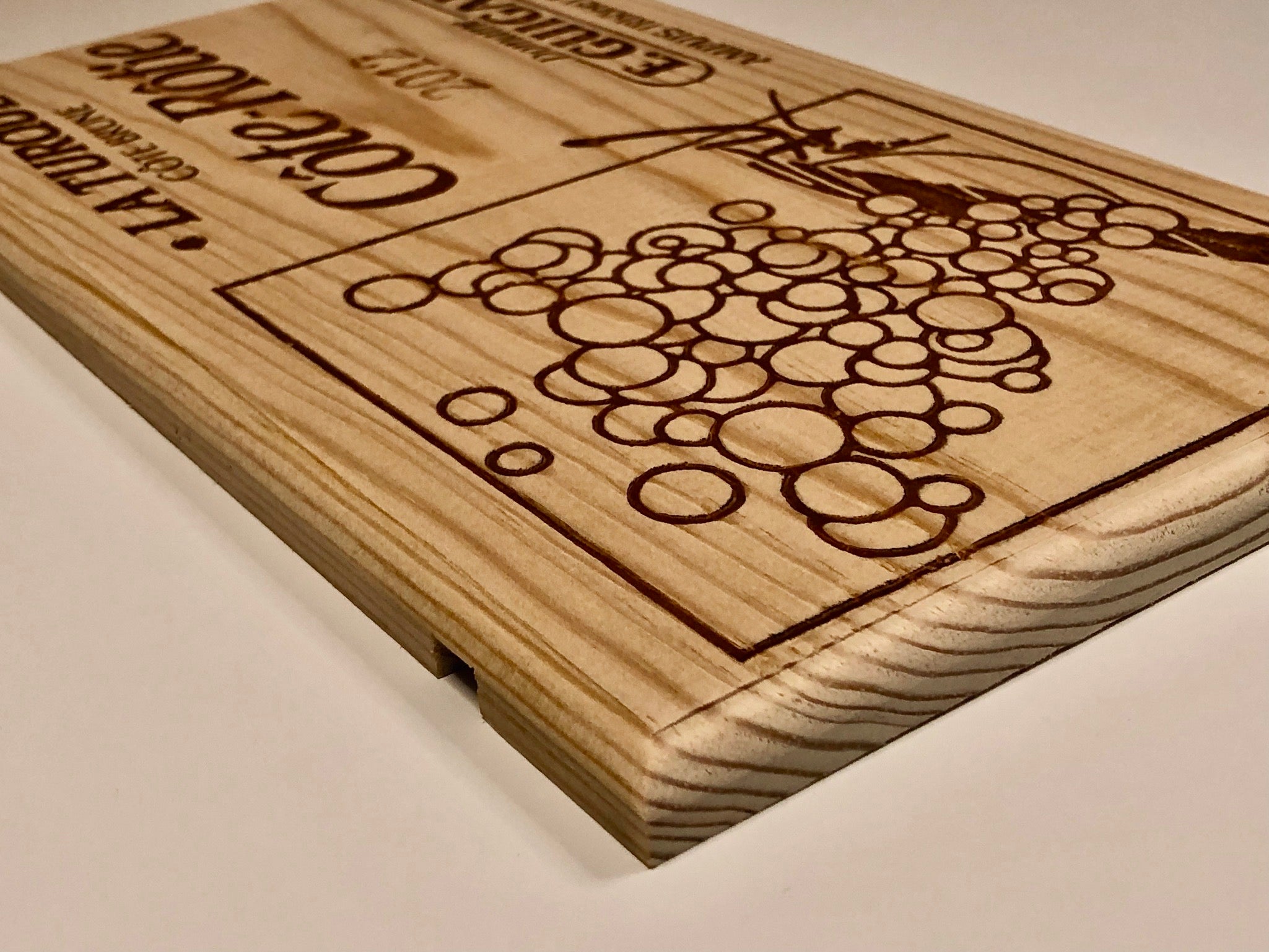 Estampe / Façade d'une caisse de vin en bois du Domaine Guigal - La Turque - Cote-Rotie | Format 6 bouteilles = 30x17 cm