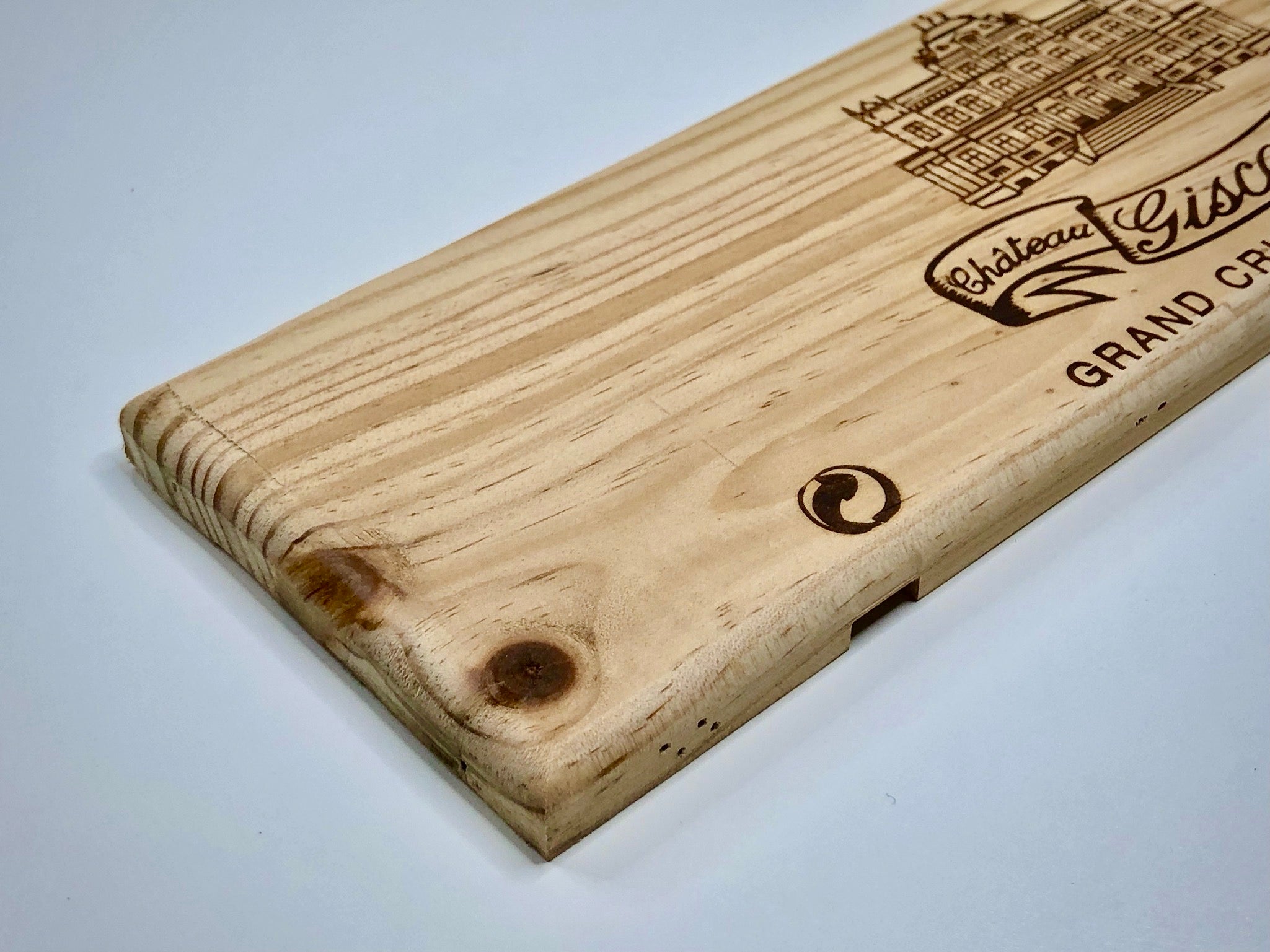 Estampe / Façade d'une caisse de vin en bois du Chateau Giscours - Bordeaux | Format 6 bouteille = 30x9 cm
