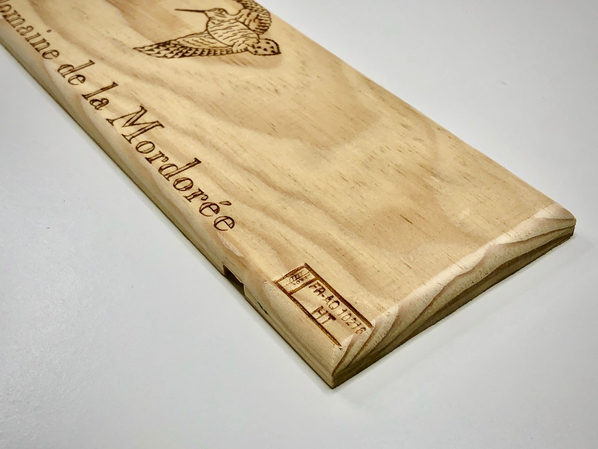 Estampe / Façade d'une caisse de vin en bois du Domaine de la Mordorée - Vallée du Rhône | Format 1 bouteille = 30x9 cm