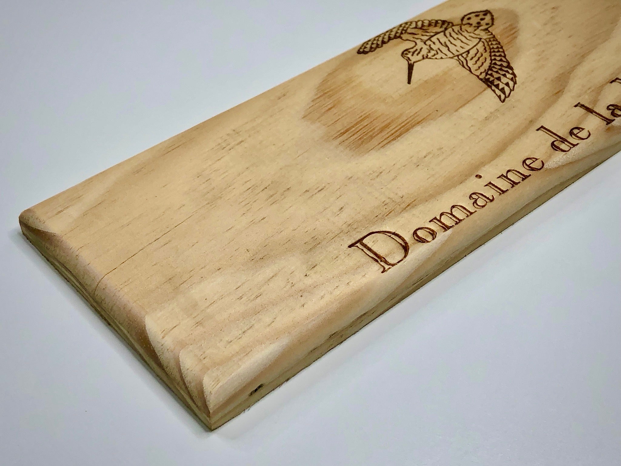 Estampe / Façade d'une caisse de vin en bois du Domaine de la Mordorée - Vallée du Rhône | Format 1 bouteille = 30x9 cm