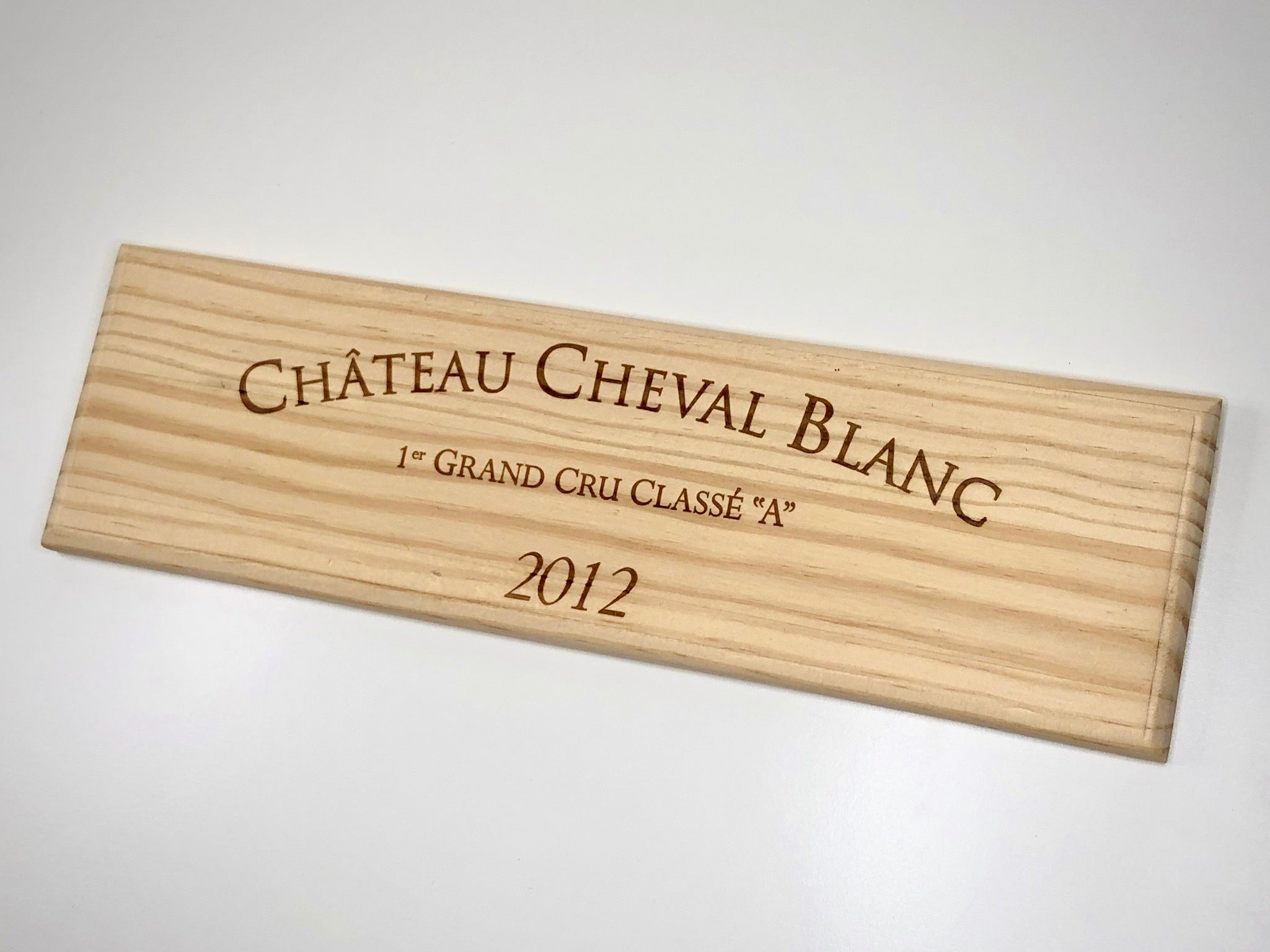 Estampe / Façade d'une caisse de vin en bois du Chateau Cheval Blanc - 2012 - Bordeaux | Format : 30x9 cm