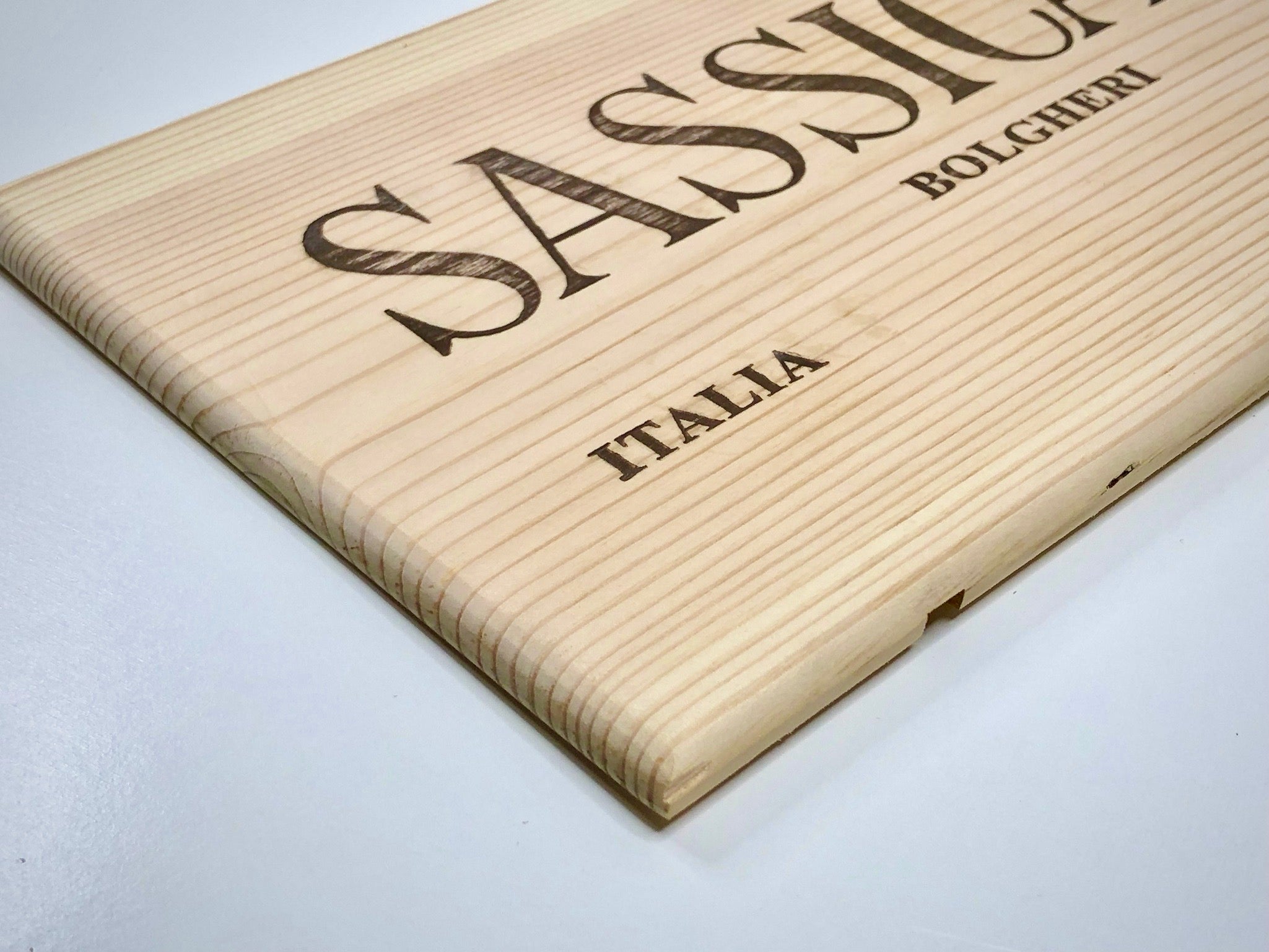 Estampe / Façade d'une caisse de vin en bois du Domaine Sassicaia Tenuta San Guido - Bolgheri - Italie | Format 6 bouteilles = 30x17 cm