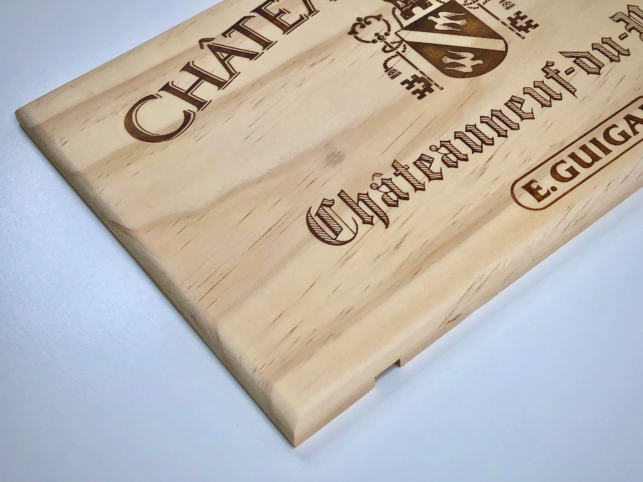 Estampe / Façade d'une caisse de vin en bois du Chateau de Nalys - Guigal - Chateauneuf du Pape - Rhône | Format 6 bouteilles = 30x17 cm