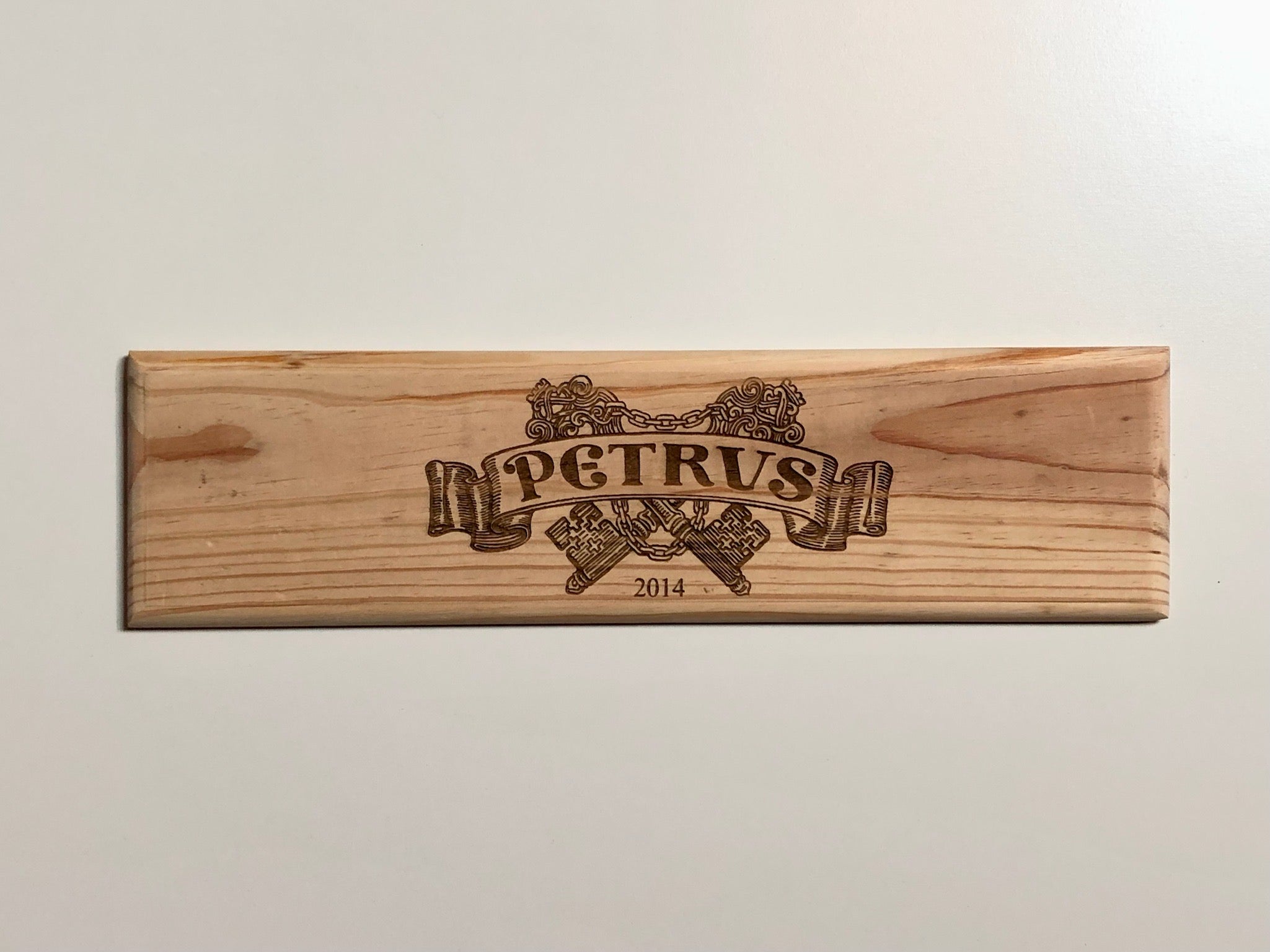 Estampe / Façade d'une caisse de vin en bois du Chateau PETRUS - Bordeaux | Format 1 bouteille = 30x9 cm