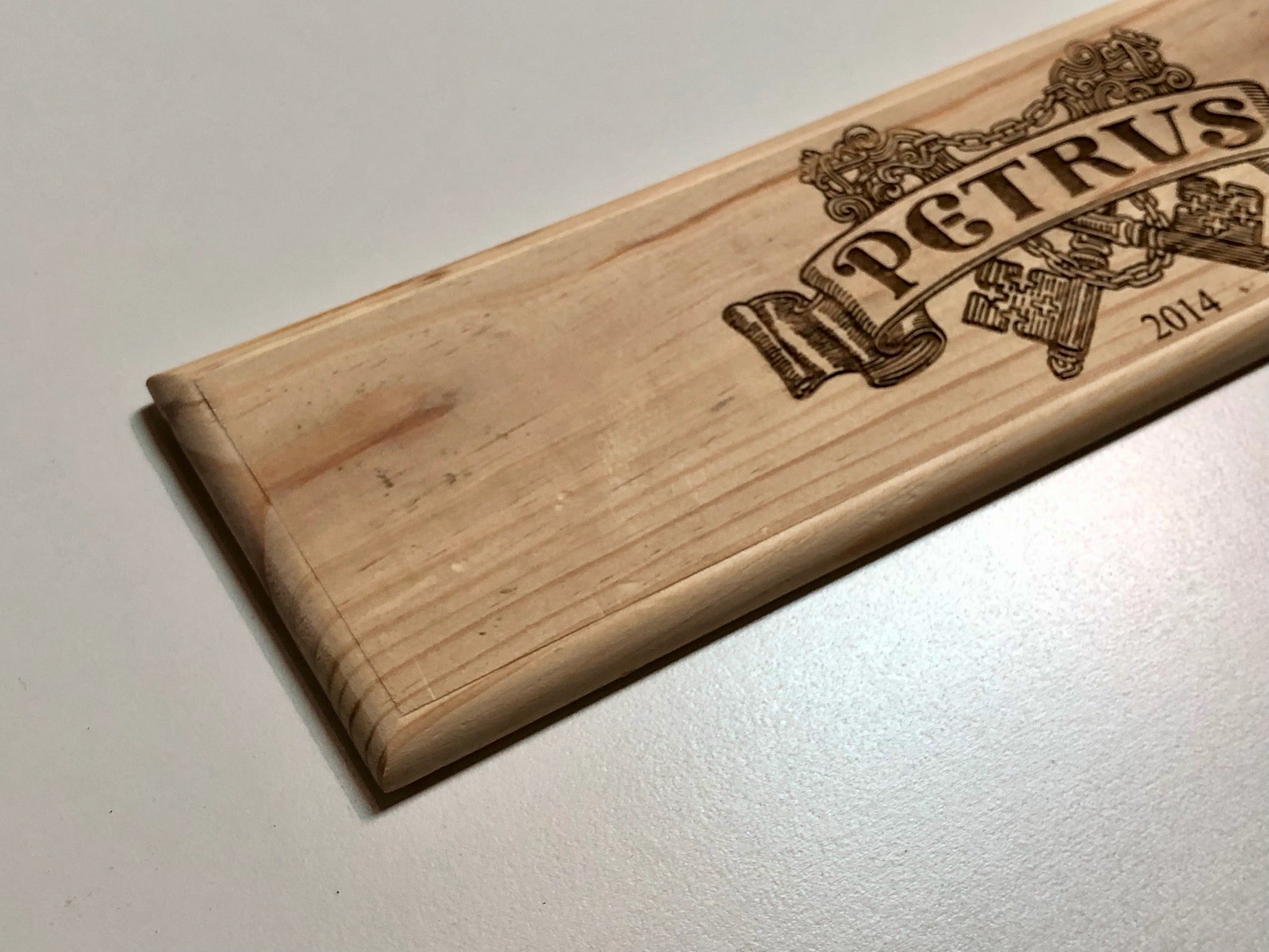 Estampe / Façade d'une caisse de vin en bois du Chateau PETRUS - Bordeaux | Format 1 bouteille = 30x9 cm